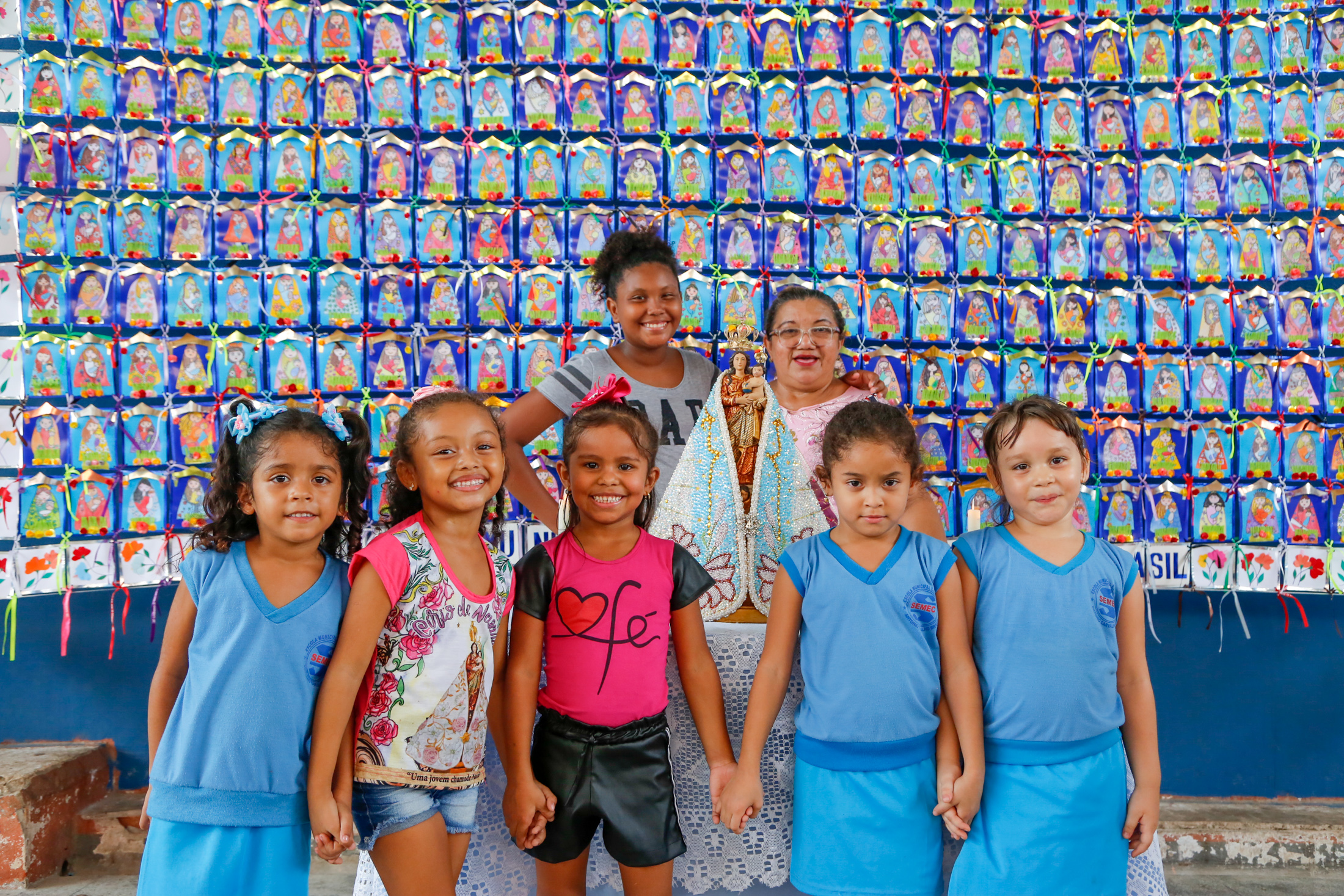 Escola municipal expõe desenhos de alunos em painel que registra o Círio de Nazaré