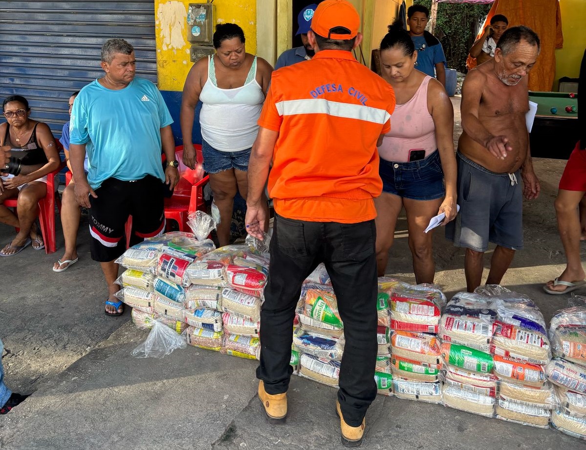 Vítimas de incêndio no Jurunas recebem cestas básicas da Defesa Civil