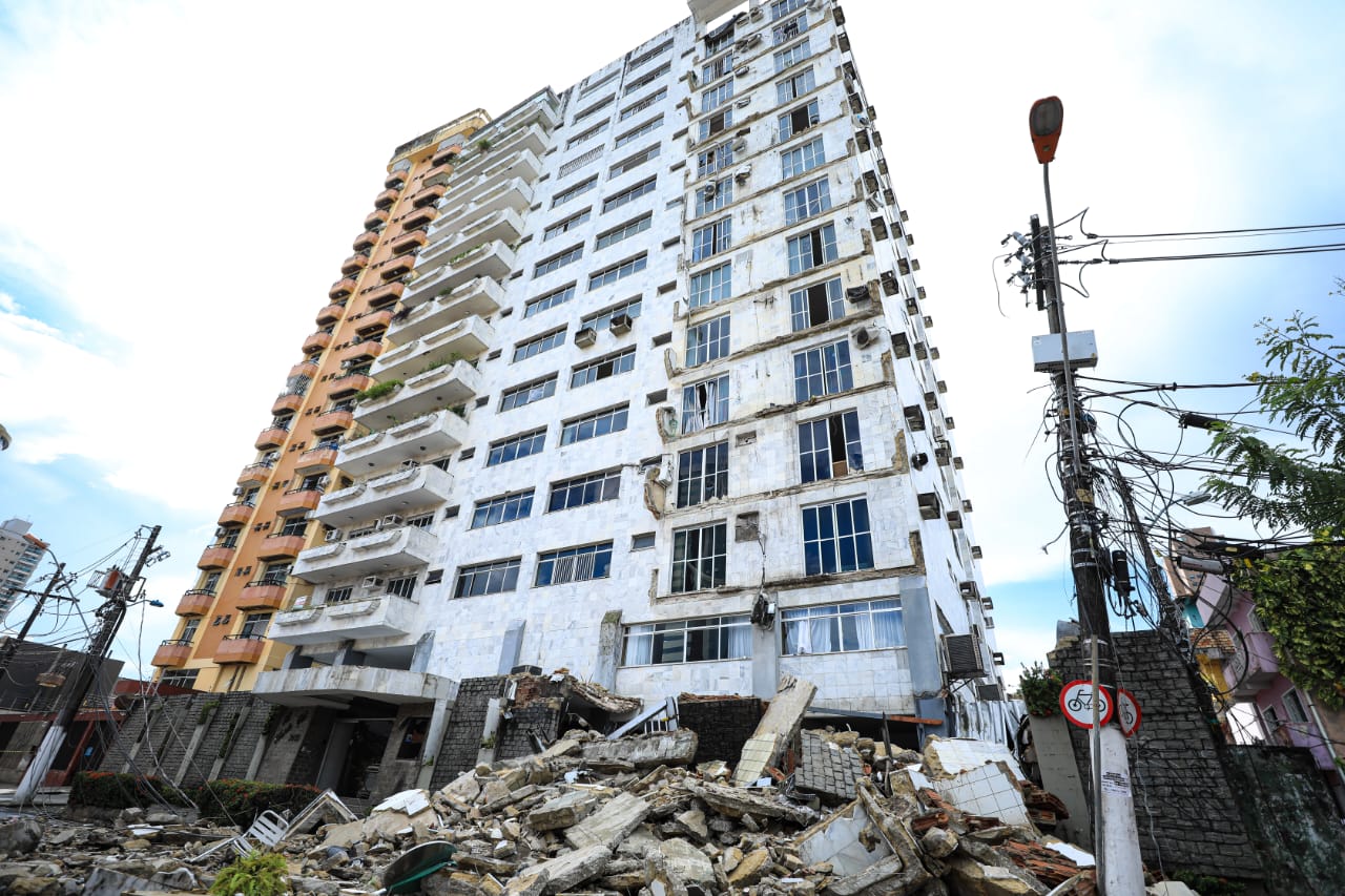 Desabamento em prédio causa interdição na rua dos Mundurucus, neste sábado, 13