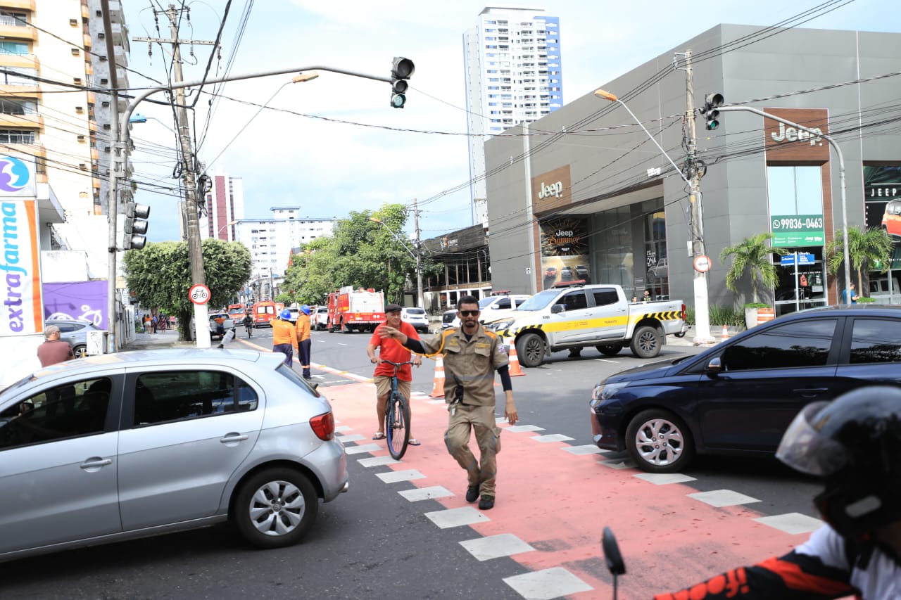 Desabamento em prédio causa interdição na rua dos Mundurucus, neste sábado, 13