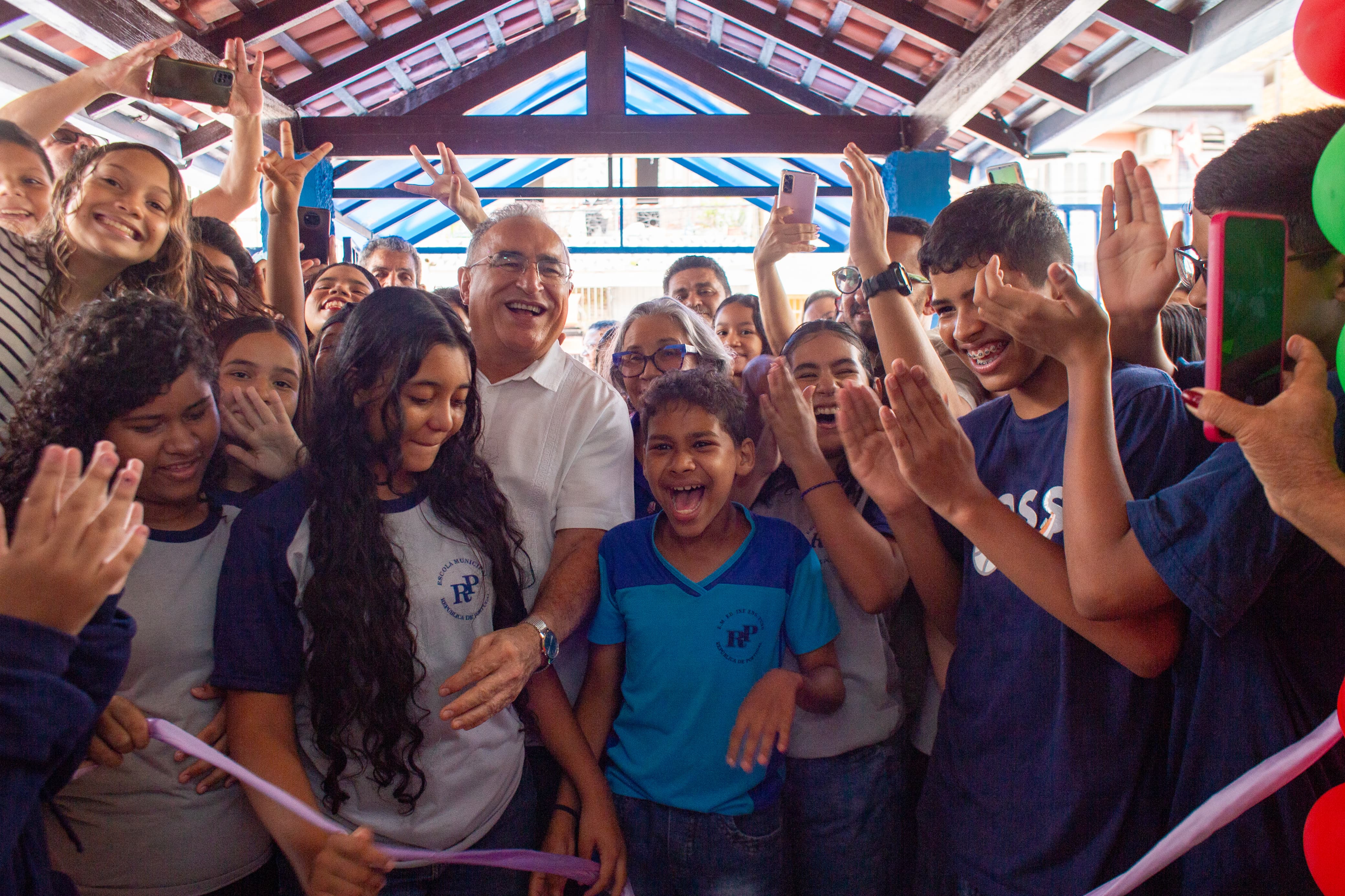 Comunidade comemora entrega da escola República de Portugal totalmente revitalizada