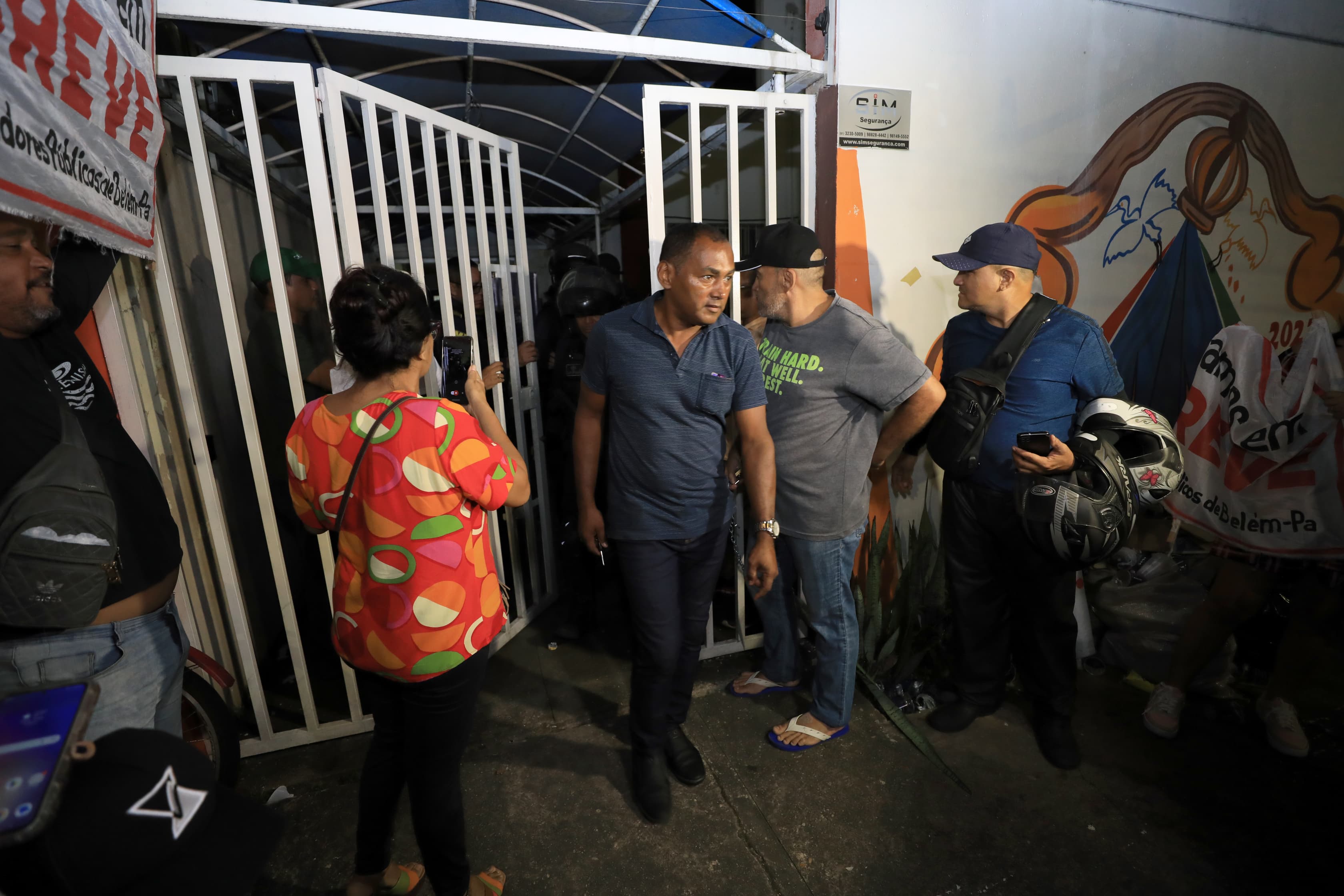 Servidores que invadiram Semad liberam secretária, mas ainda ocupam prédio