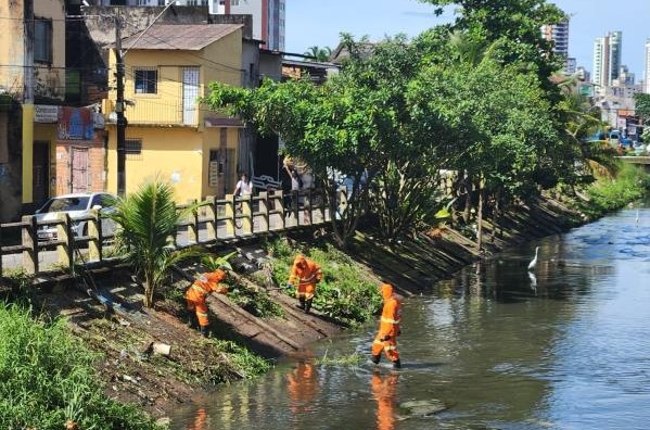 Prefeitura reforça limpeza e desobstrução de canais da cidade