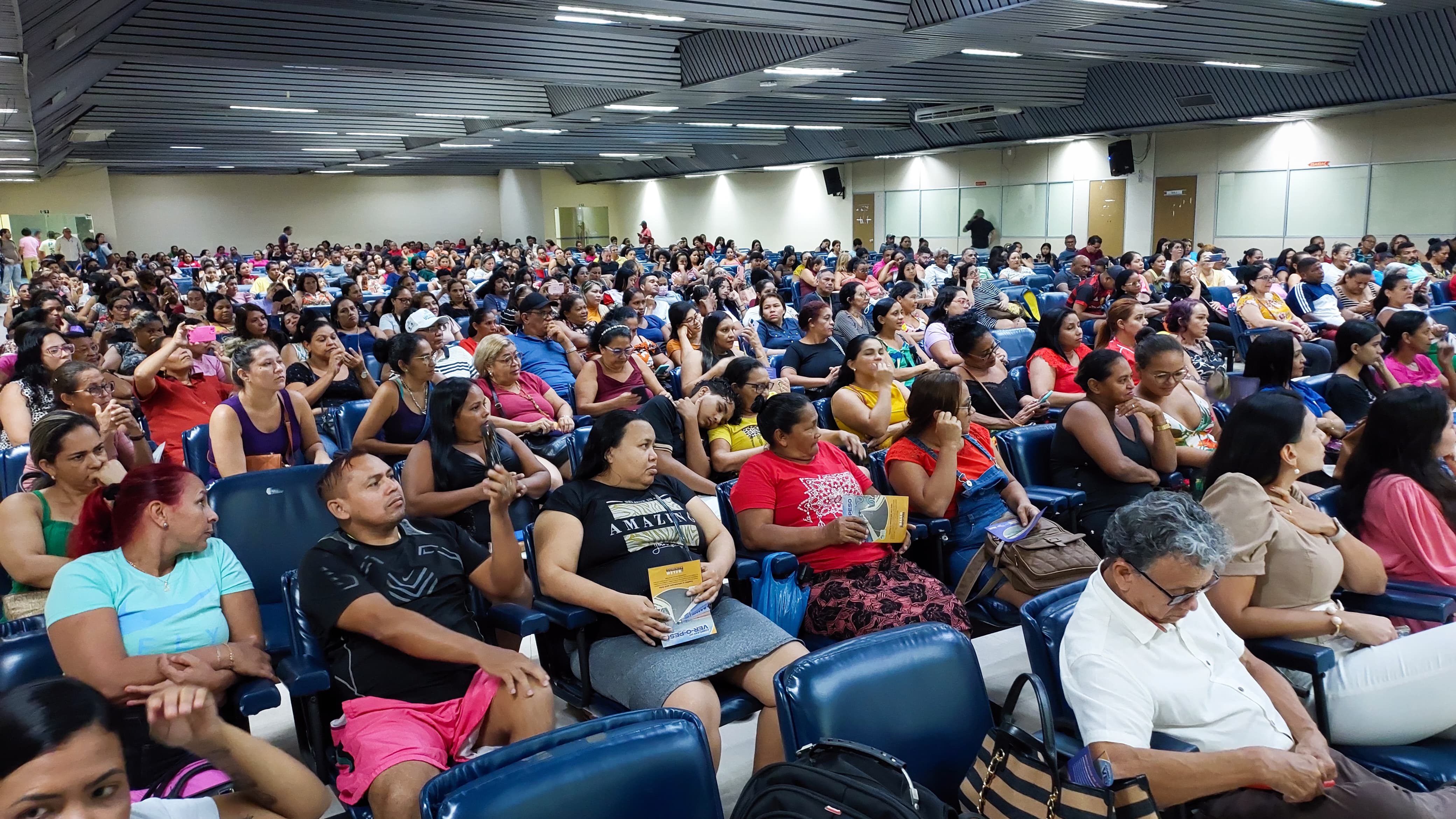 Beneficiários do "Pé-de-Meia" participam de plenária para acessar os benefícios financeiros do programa