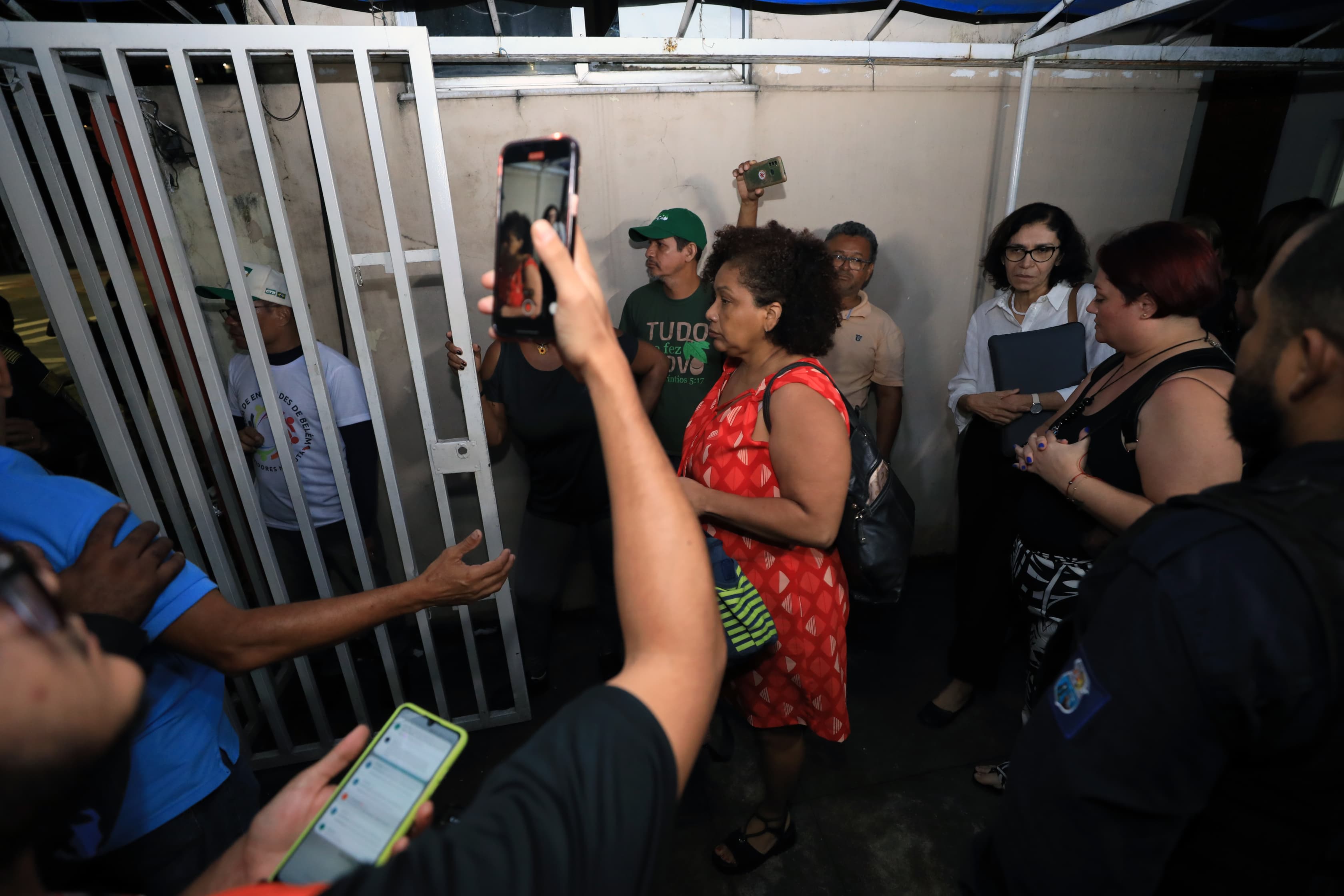 Servidores que invadiram Semad liberam secretária, mas ainda ocupam prédio