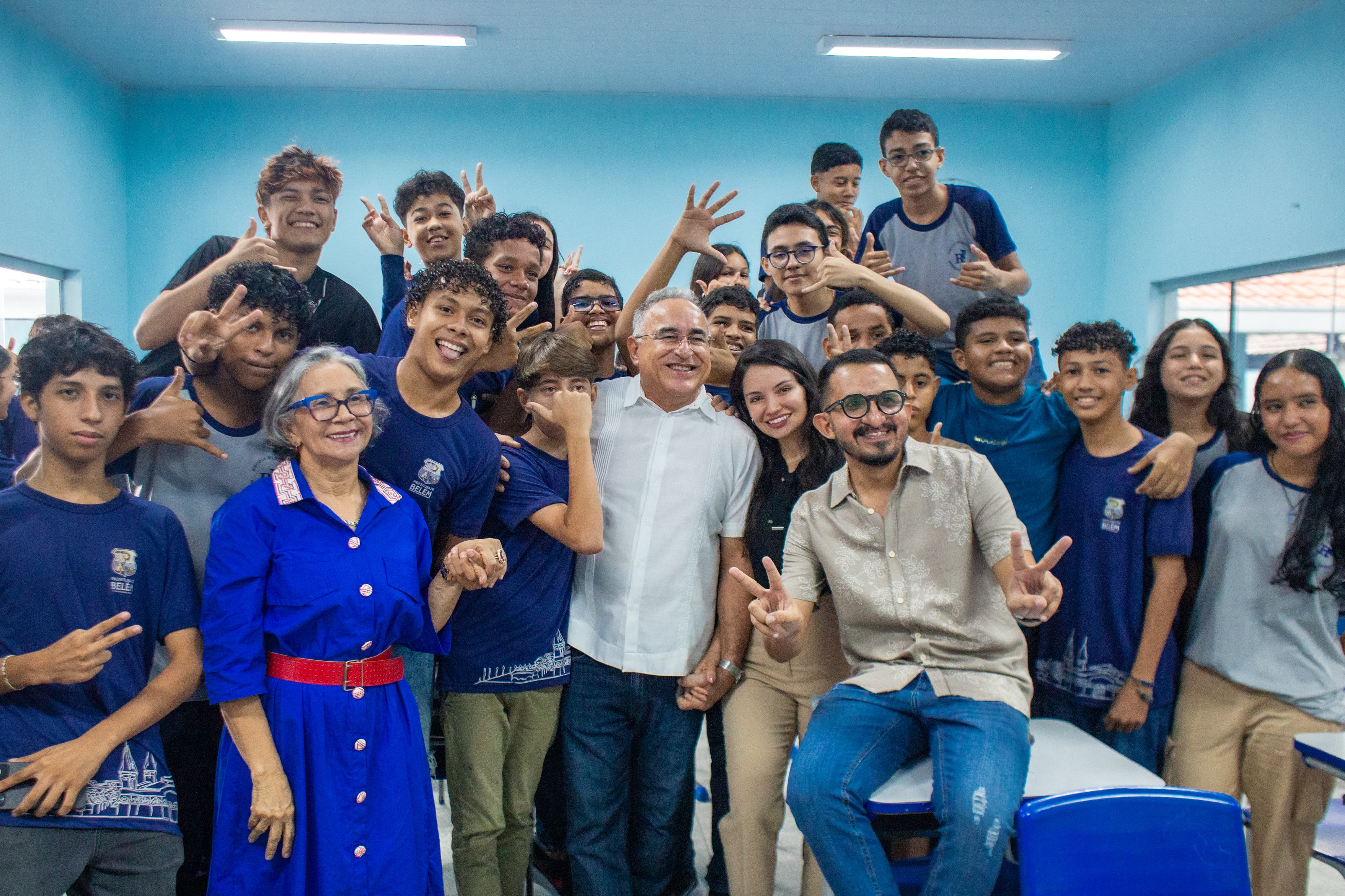Comunidade comemora entrega da escola República de Portugal totalmente revitalizada