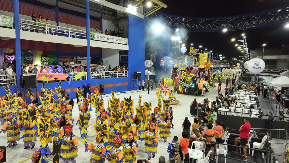 Boêmios de Vila Famosa abre segundo dia de desfile do Grupo Especial
