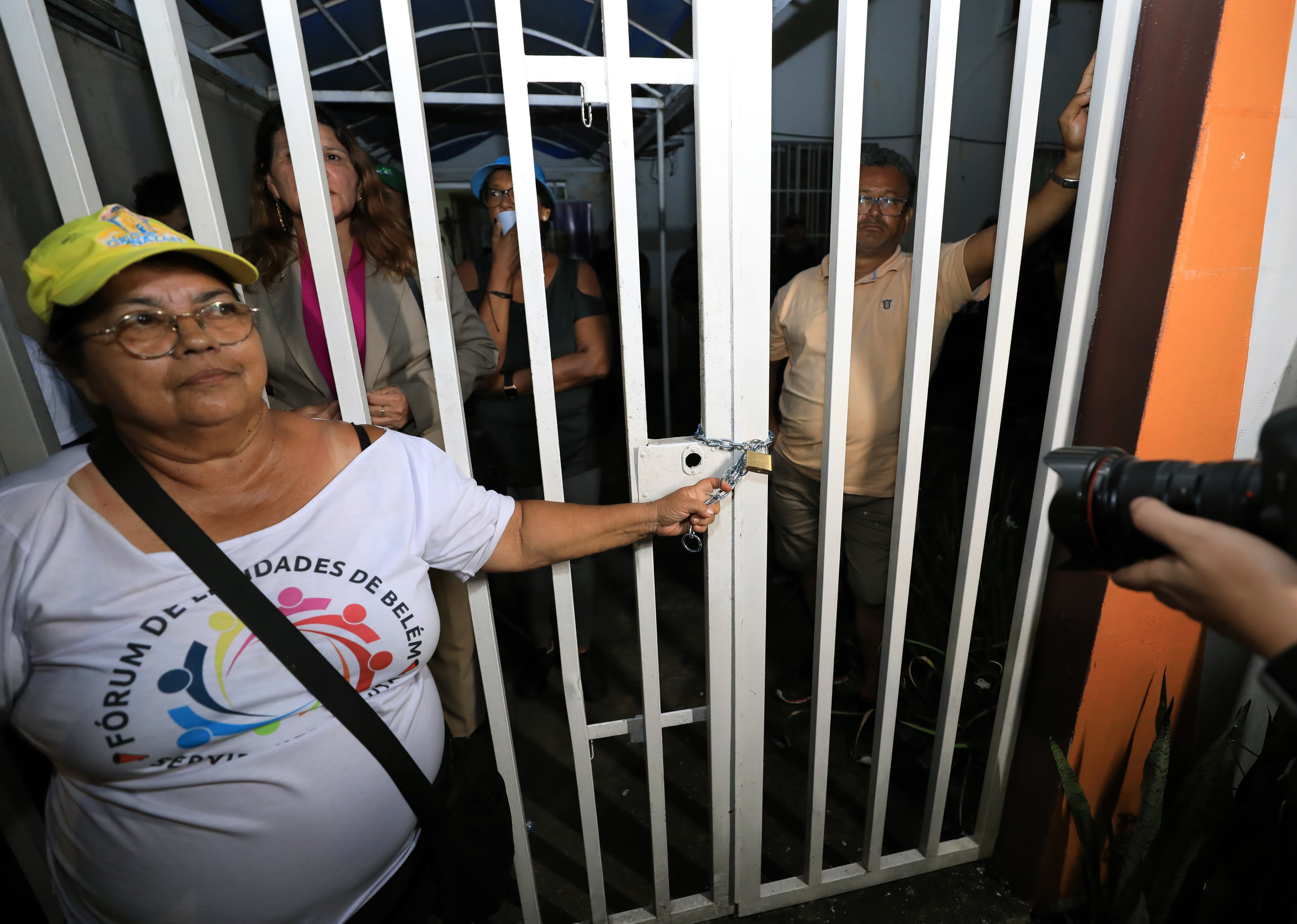 Servidores que invadiram Semad liberam secretária, mas ainda ocupam prédio