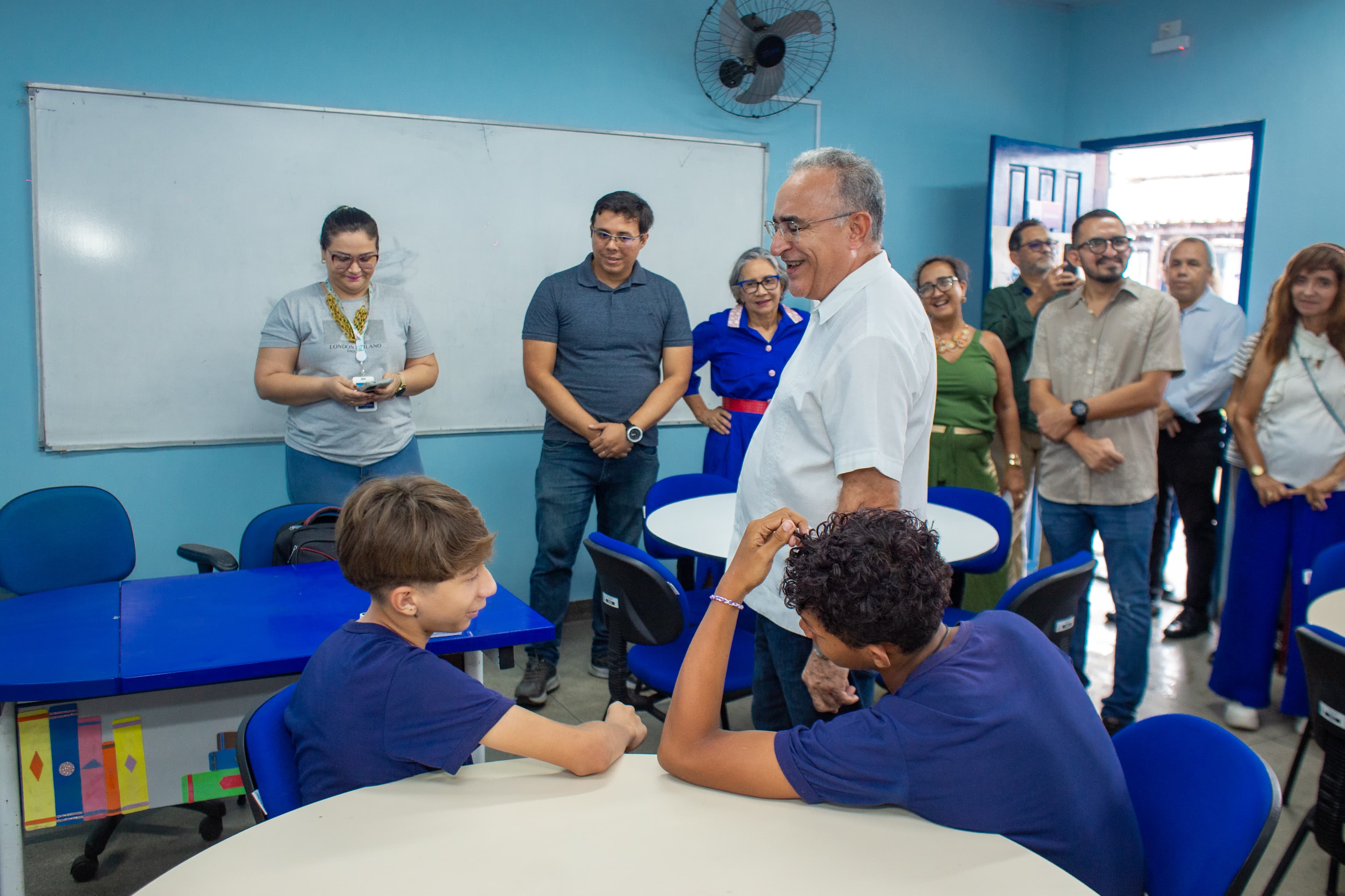 Comunidade comemora entrega da escola República de Portugal totalmente revitalizada