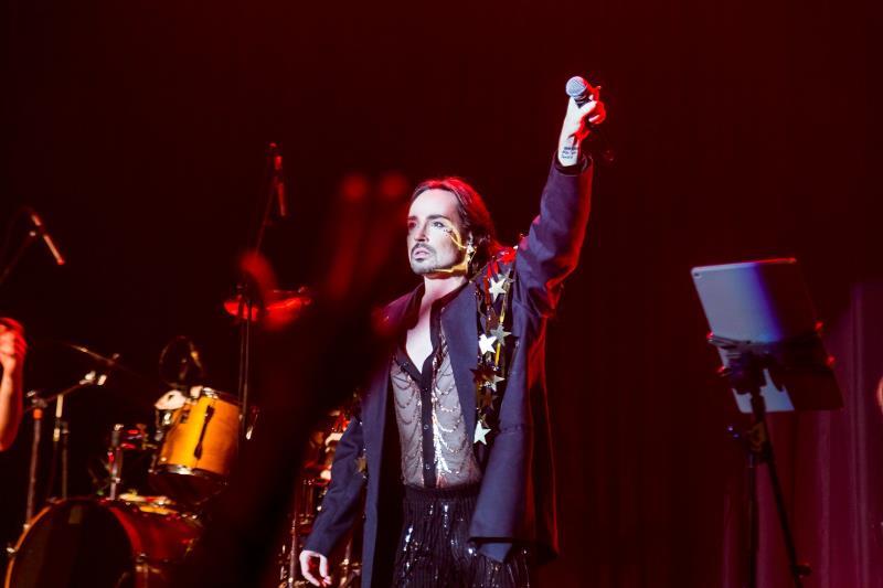 Johnny Hooker revela seus produtos de maquiagem favoritos e celebra a liberdade de expressão pela beleza