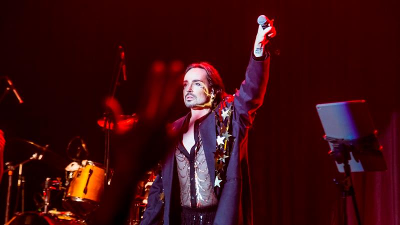 Johnny Hooker revela seus produtos de maquiagem favoritos e celebra a liberdade de expressão pela beleza