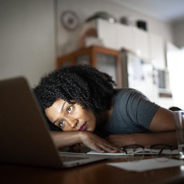 Cansaço constante não é normal e pode ser um alerta para a saúde da mulher