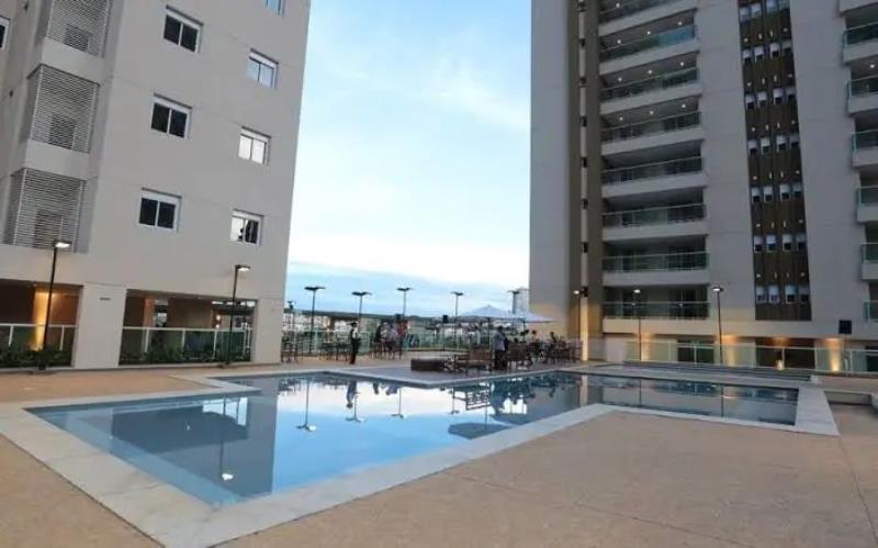 Uso de piscinas em condomínios exige regras e pode gerar multas e interdição, alerta especialista