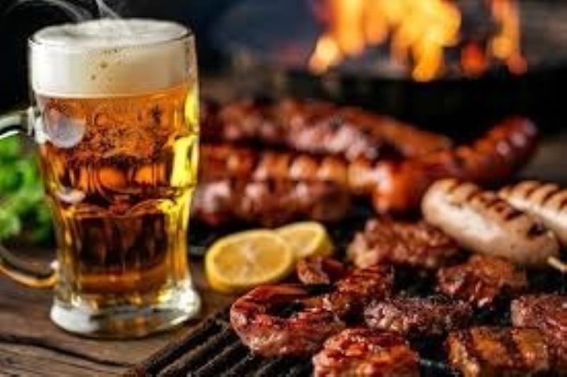 Conheça os principais estilos de cerveja para harmonizar com churrasco