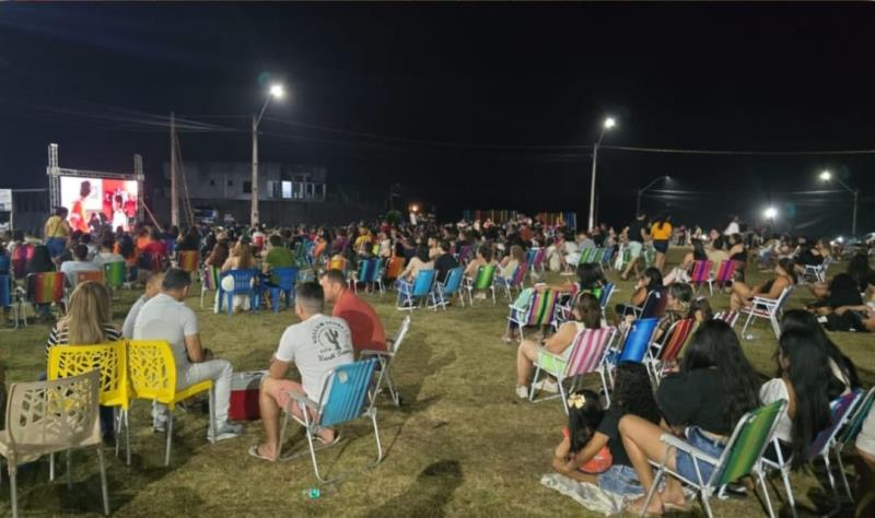 Cinema ao Ar Livre Encanta Famílias de Capanema com "A Culpa é das Estrelas"