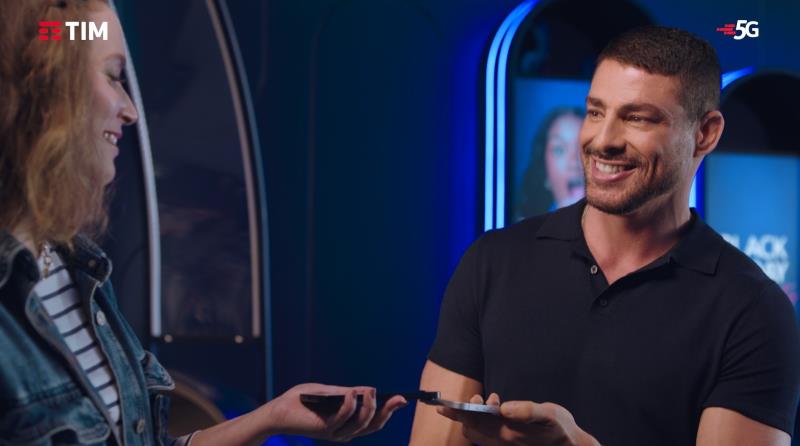 Black Friday “indecente” da TIM tem hotlist com Cauã Reymond para destacar iPhone 16e por R$ 1.999