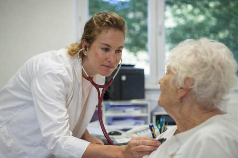 Especialistas destacam importância do cuidado físico e emocional no câncer em idosos