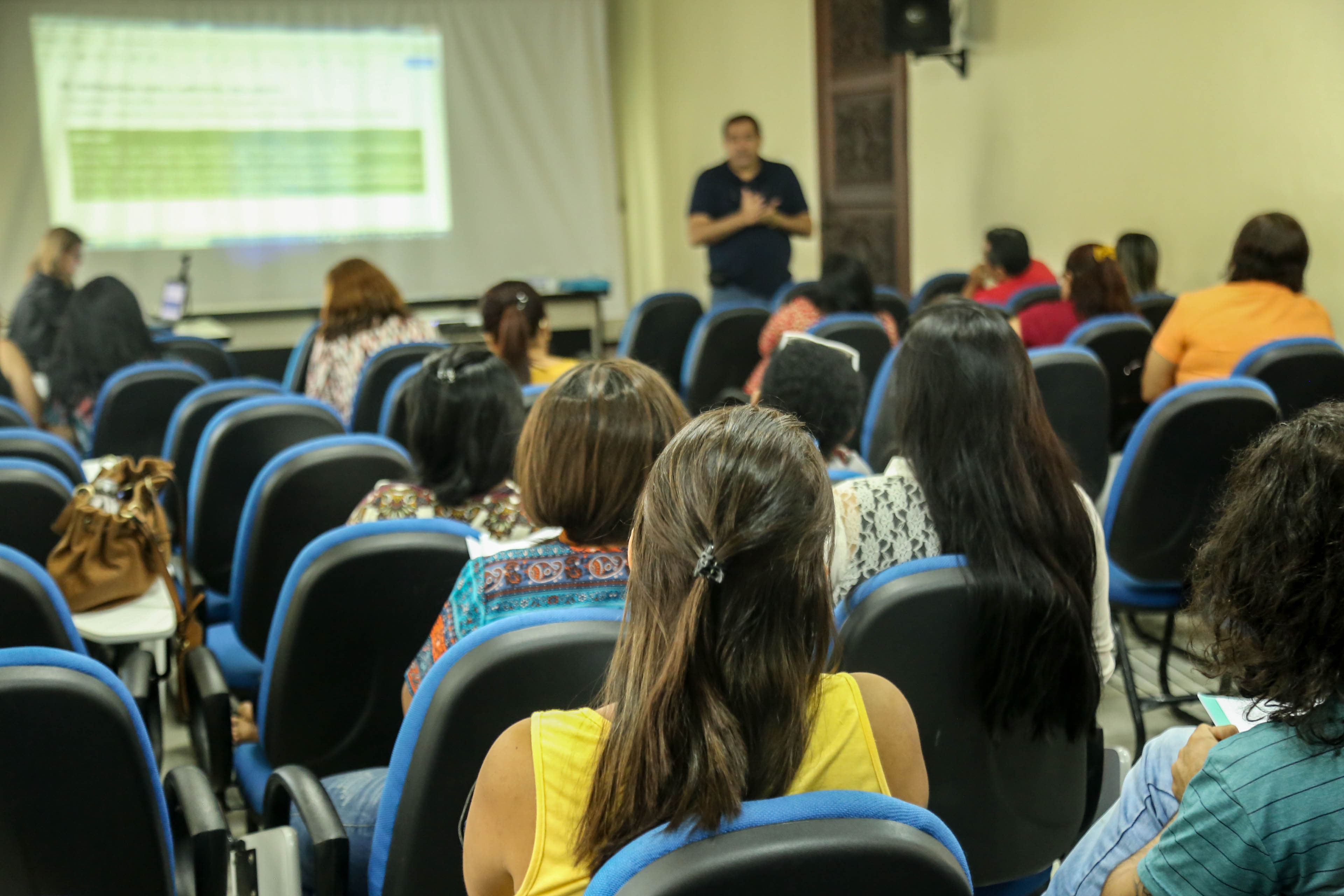 Professores recebem formação continuada em língua portuguesa e matemática