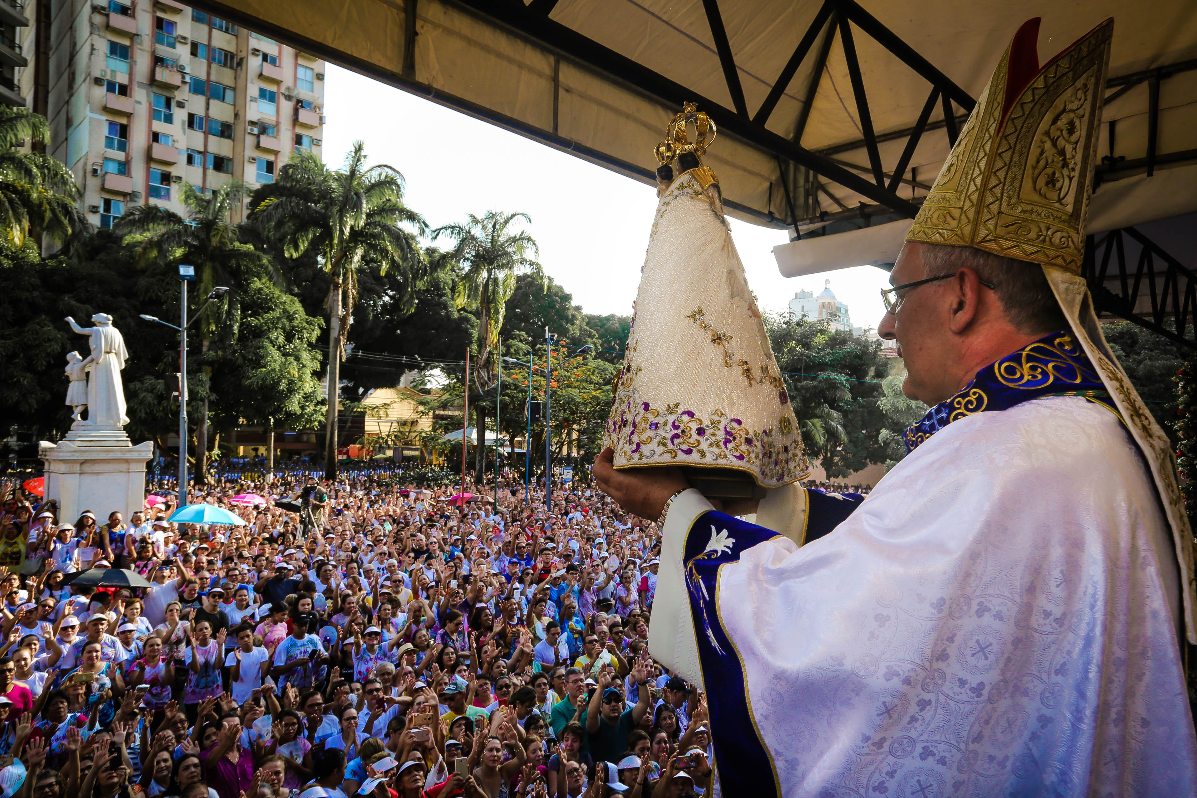 Trasladação reúne milhares de católicos na quinta procissão da Virgem de Nazaré