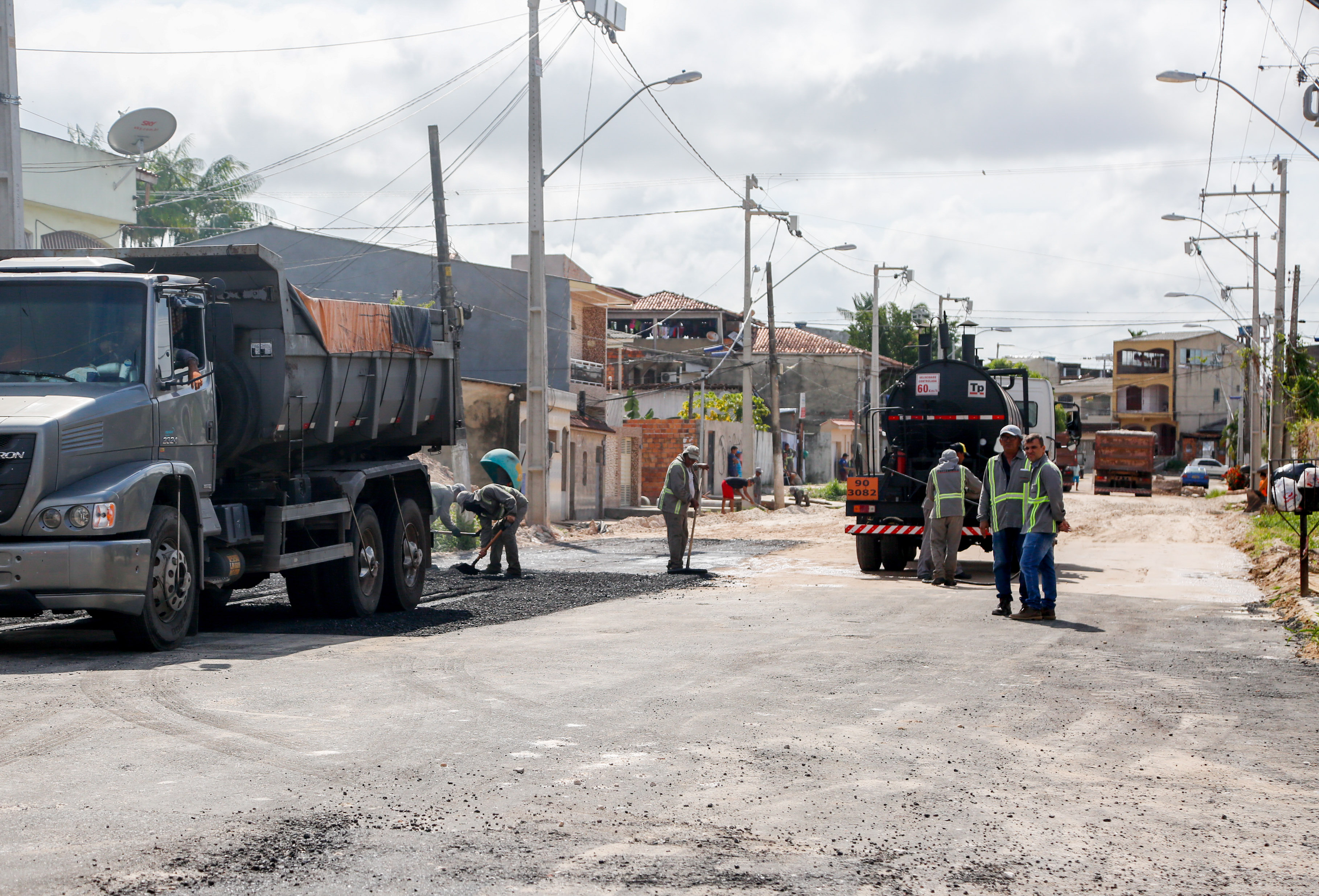 Moradores celebram obras de asfaltamento nos bairros do Marco e Canudos