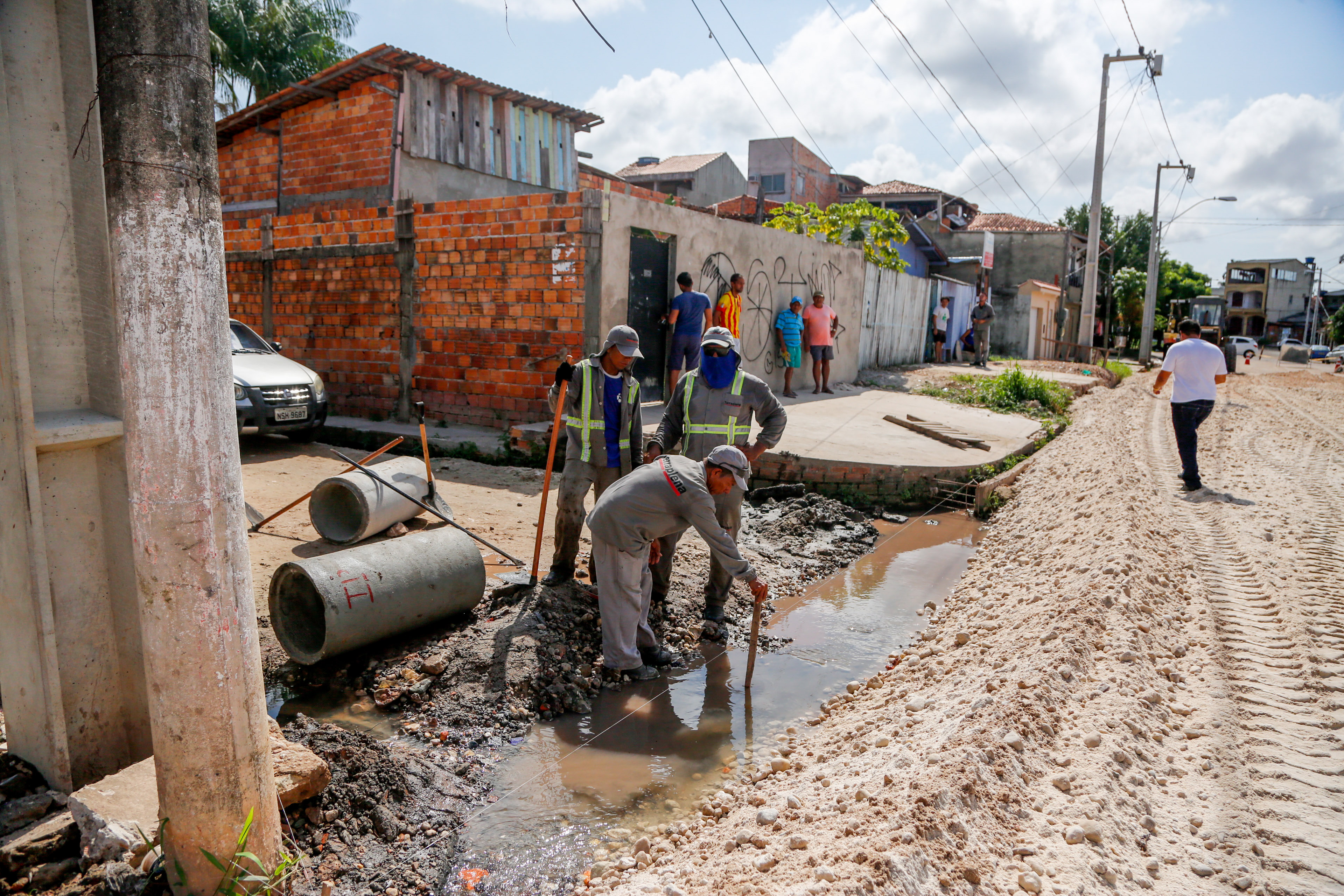 Moradores celebram obras de asfaltamento nos bairros do Marco e Canudos