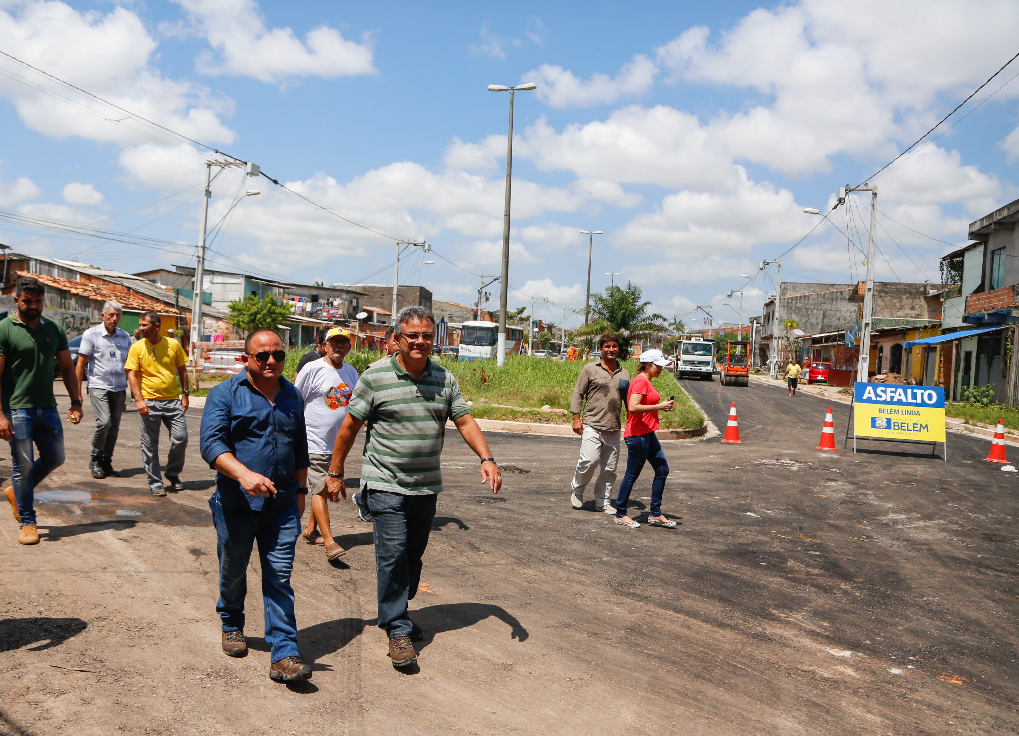 Moradores celebram obras de asfaltamento nos bairros do Marco e Canudos