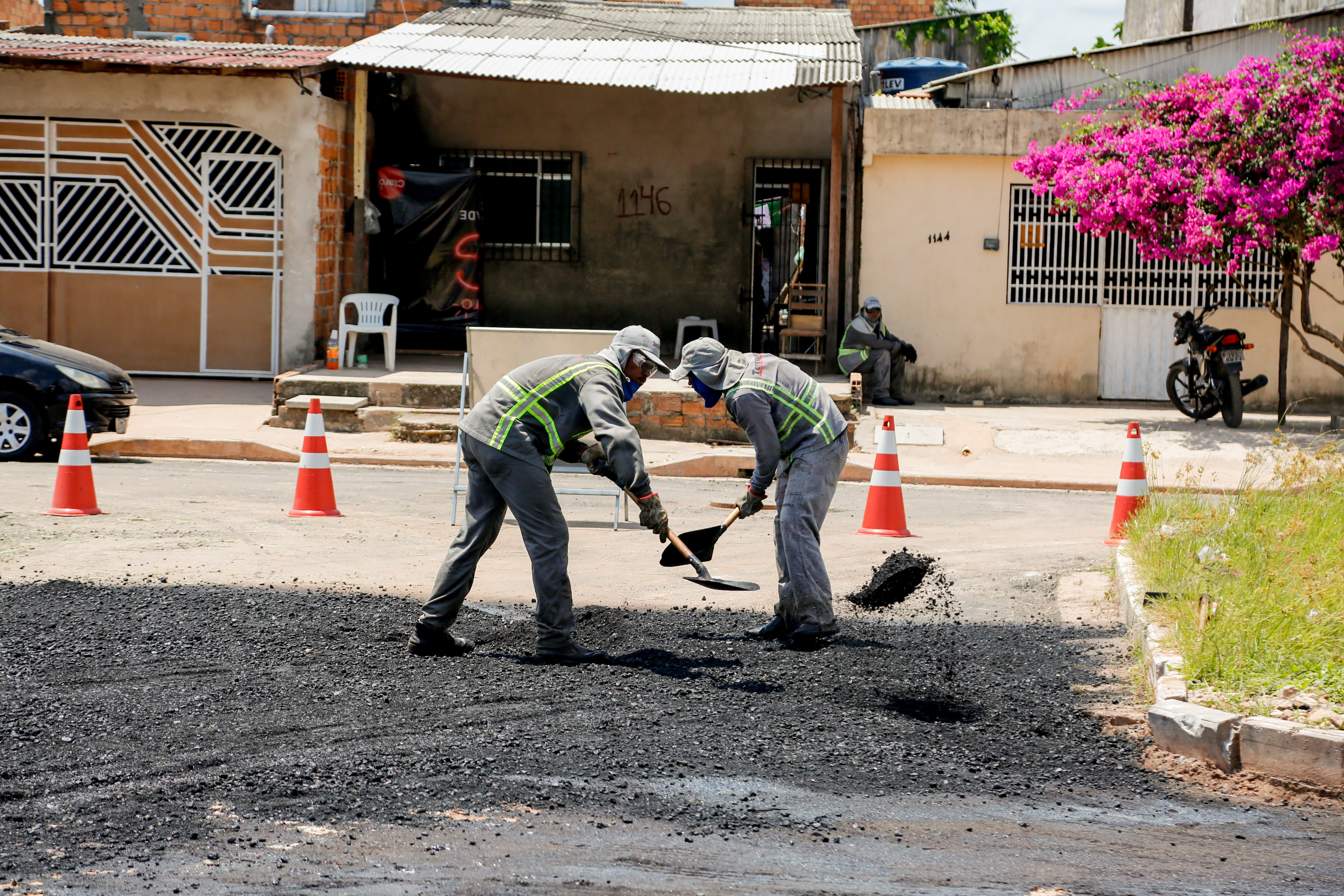 Moradores celebram obras de asfaltamento nos bairros do Marco e Canudos