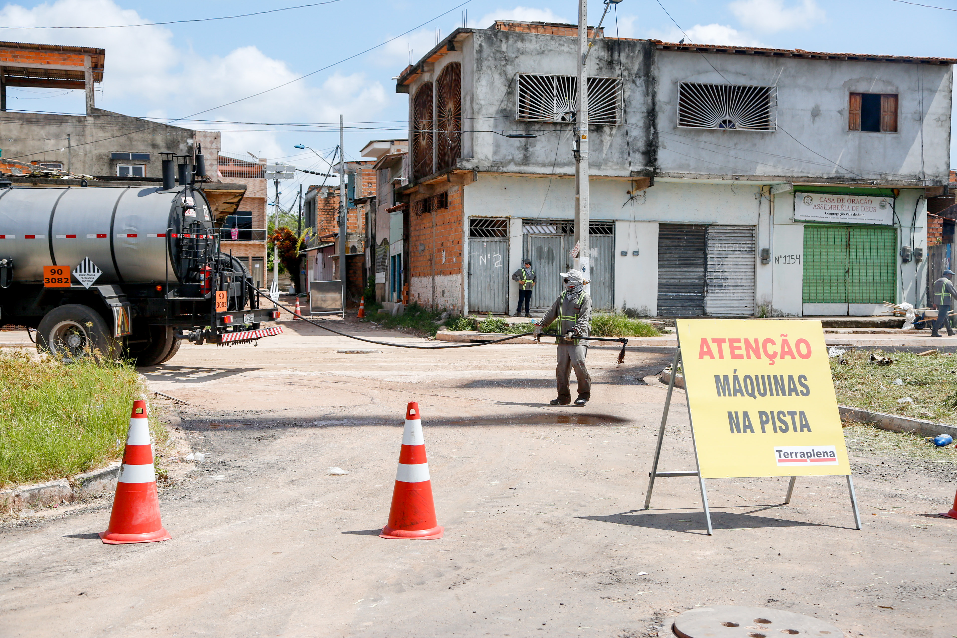 Moradores celebram obras de asfaltamento nos bairros do Marco e Canudos
