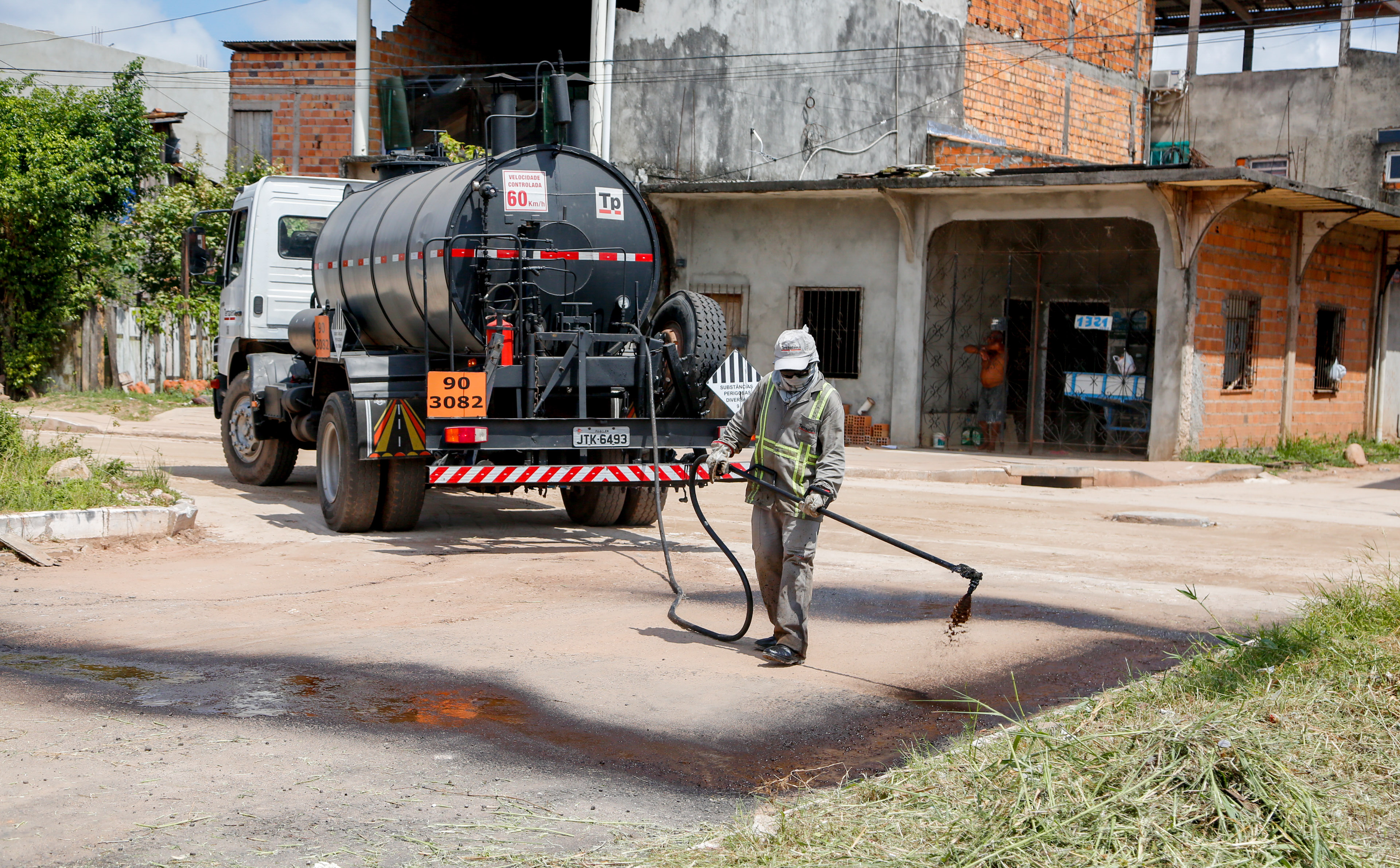 Moradores celebram obras de asfaltamento nos bairros do Marco e Canudos