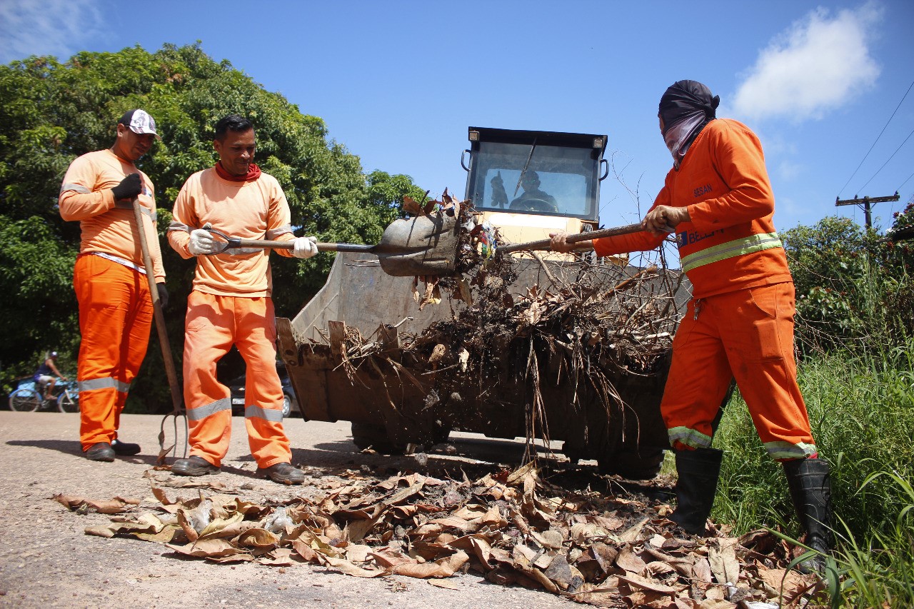 Prefeitura intensifica serviços de limpeza no distrito de Outeiro