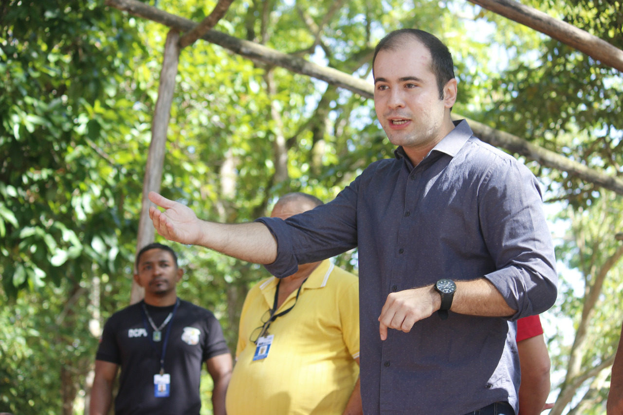 Prefeitura intensifica serviços de limpeza no distrito de Outeiro