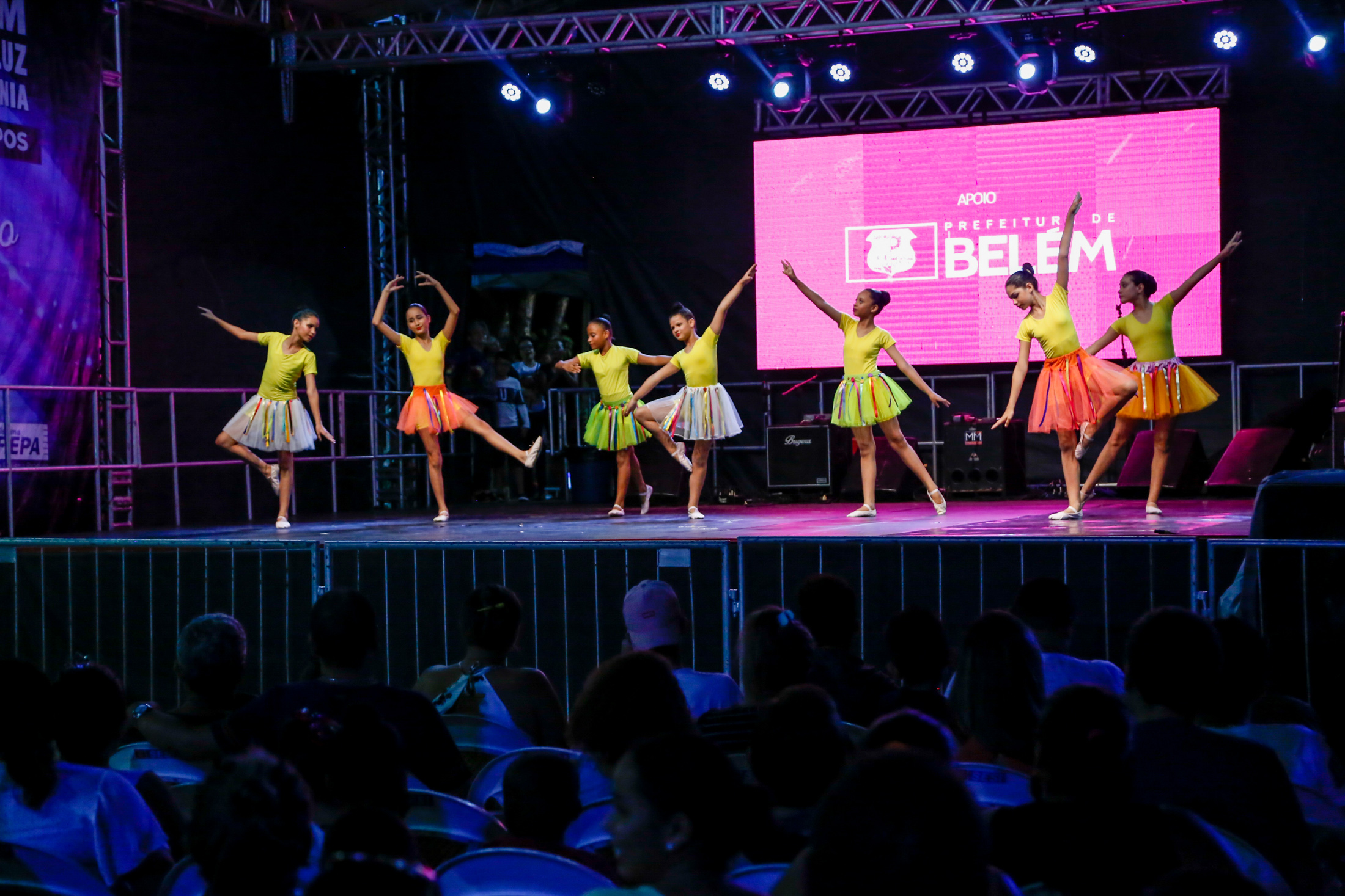Alunos da Escola de Dança se apresentam no projeto "Belém Cidade Luz da Amazônia"