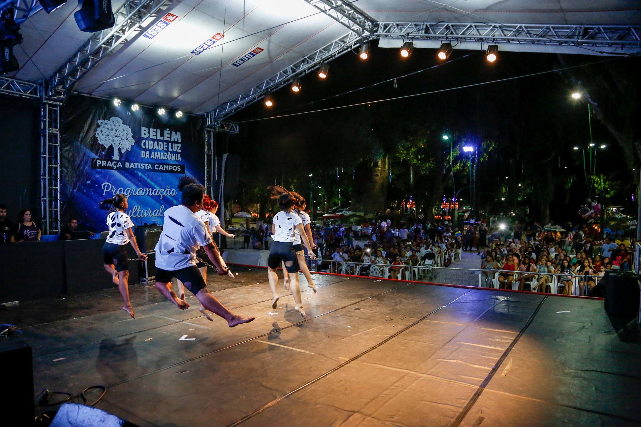 Alunos da Escola de Dança se apresentam no projeto "Belém Cidade Luz da Amazônia"