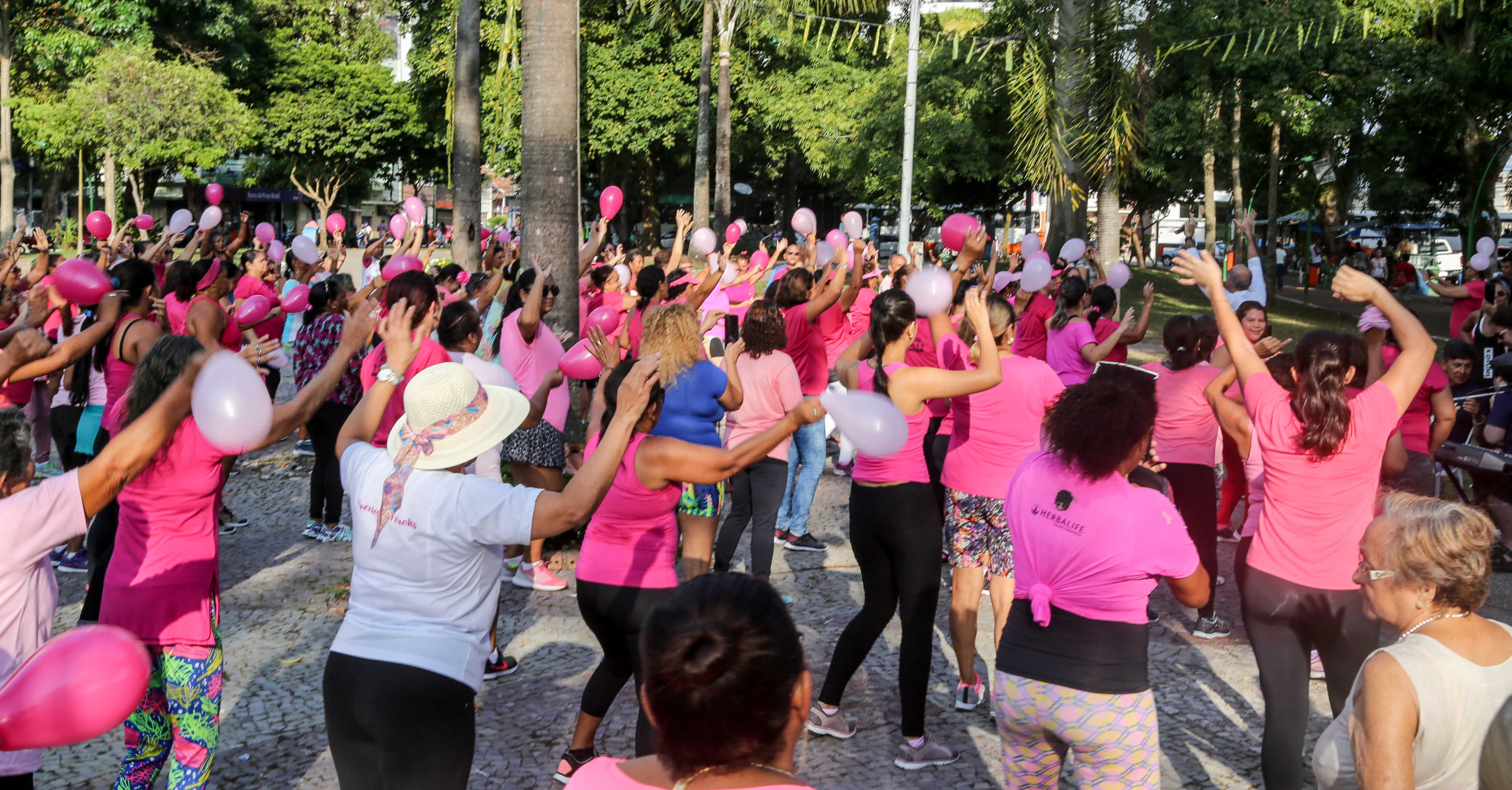 Aulão de ginástica celebra a campanha Outubro Rosa na praça Brasil 