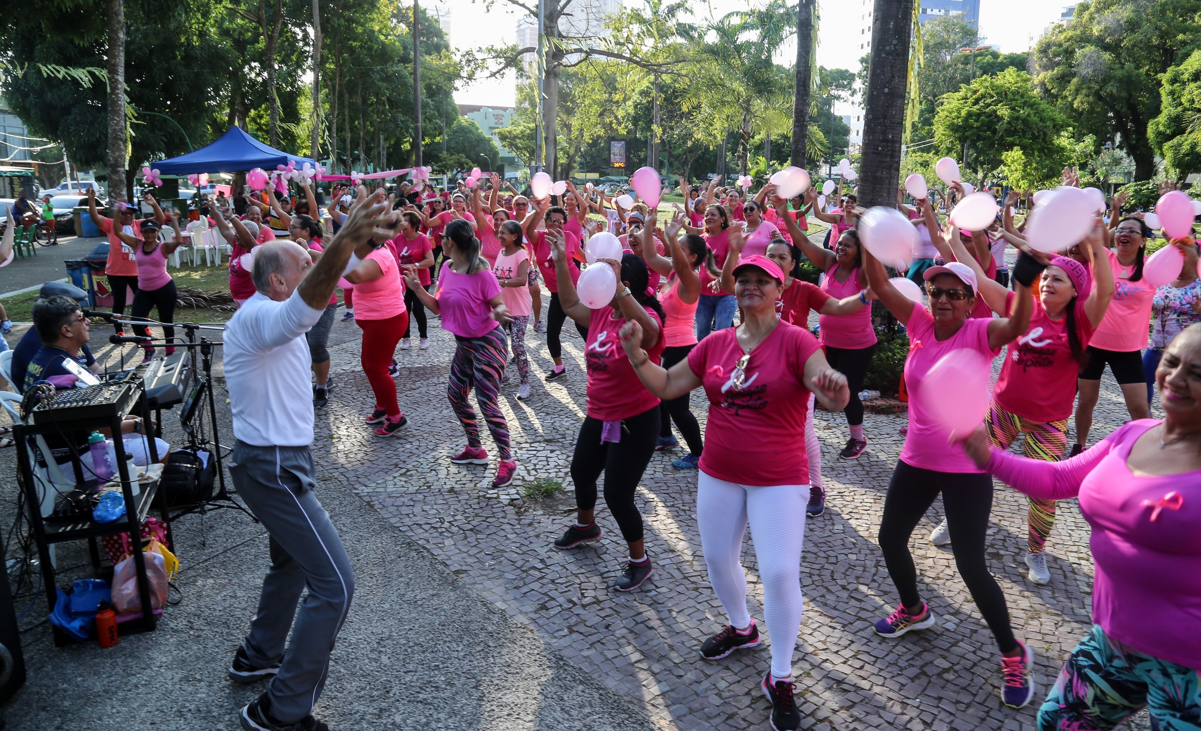 Aulão de ginástica celebra a campanha Outubro Rosa na praça Brasil 