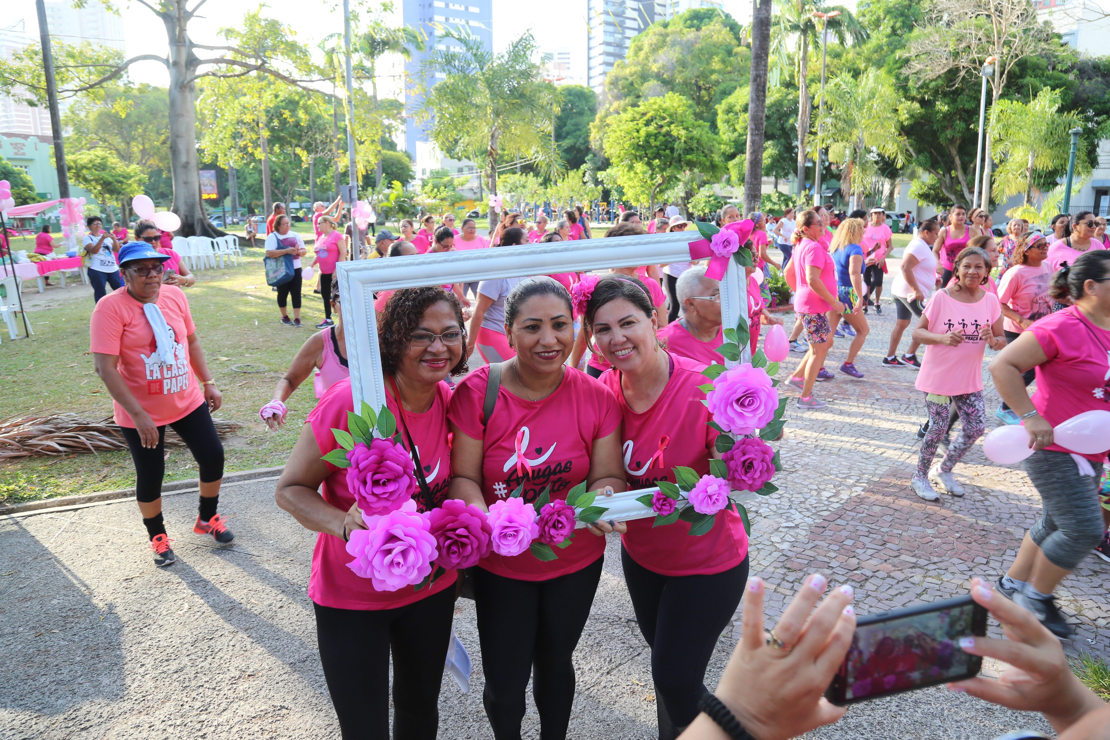 Aulão de ginástica celebra a campanha Outubro Rosa na praça Brasil 