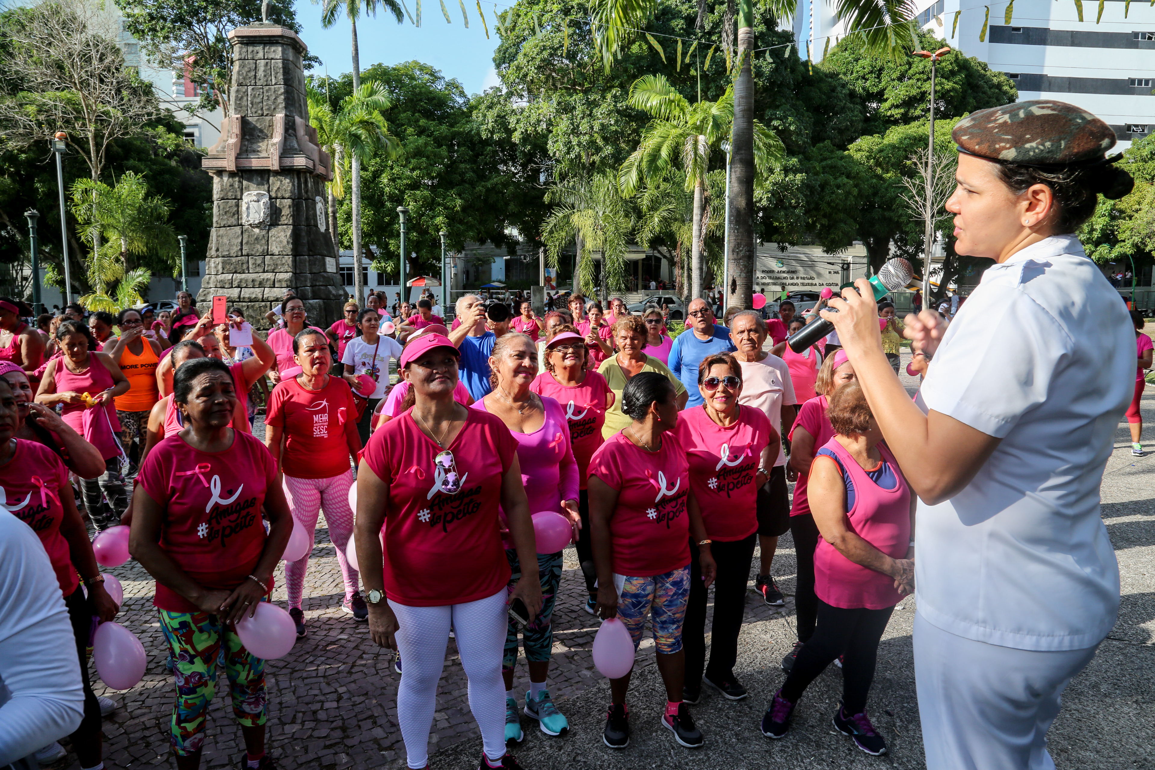 Aulão de ginástica celebra a campanha Outubro Rosa na praça Brasil 