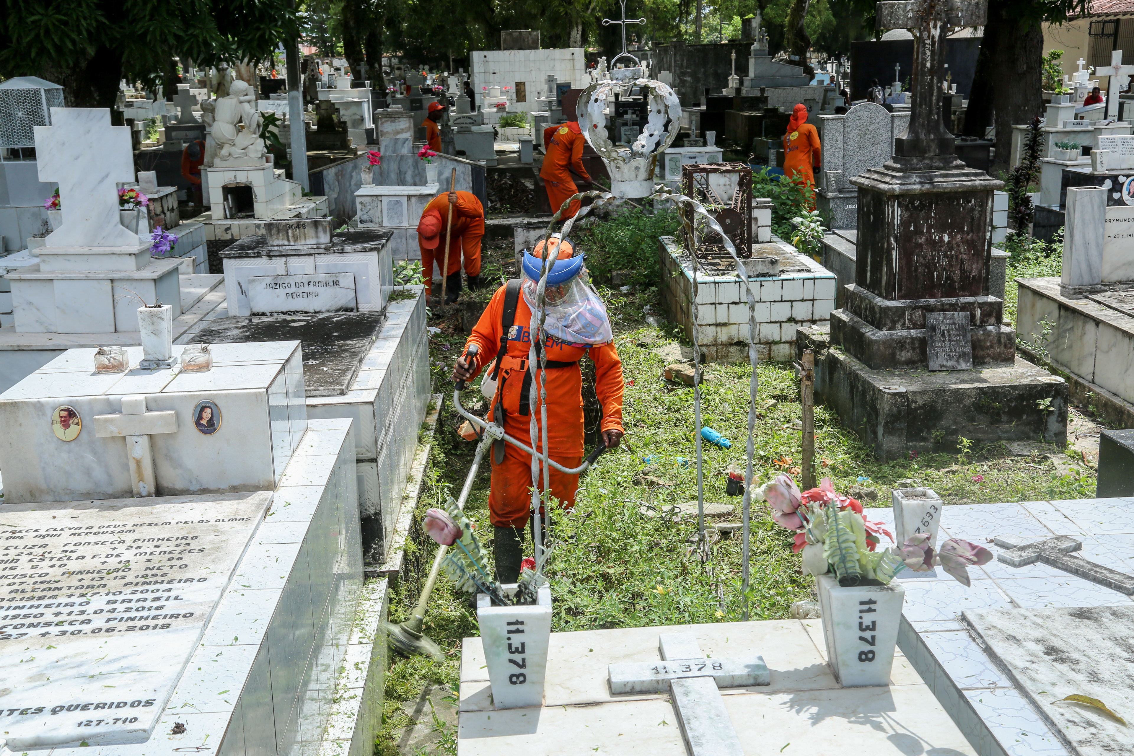 Cemitérios são preparados para receber visitantes no Dia de Finados