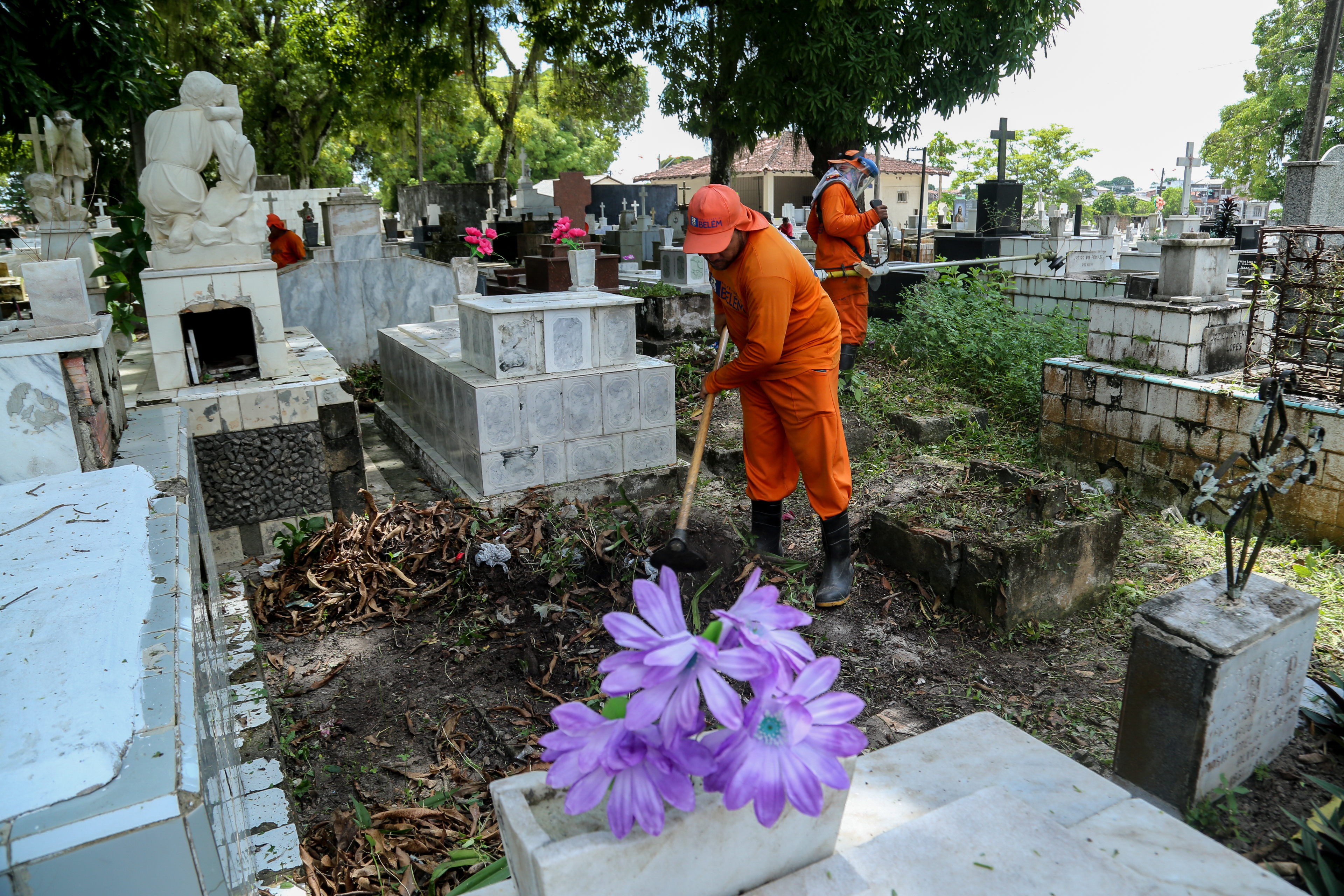 Cemitérios são preparados para receber visitantes no Dia de Finados