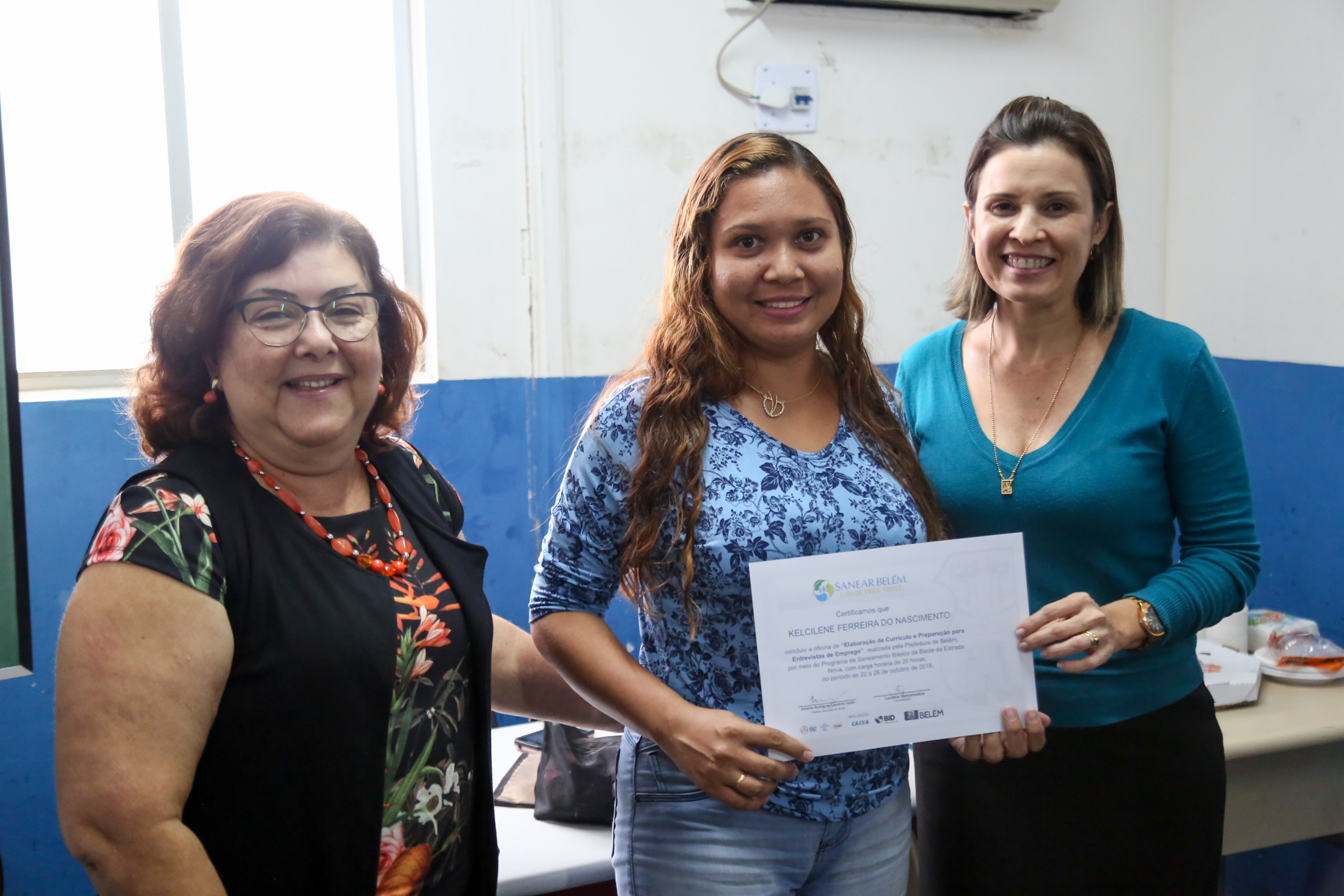 Concluintes de oficina de Currículo recebem dicas de produção visual 