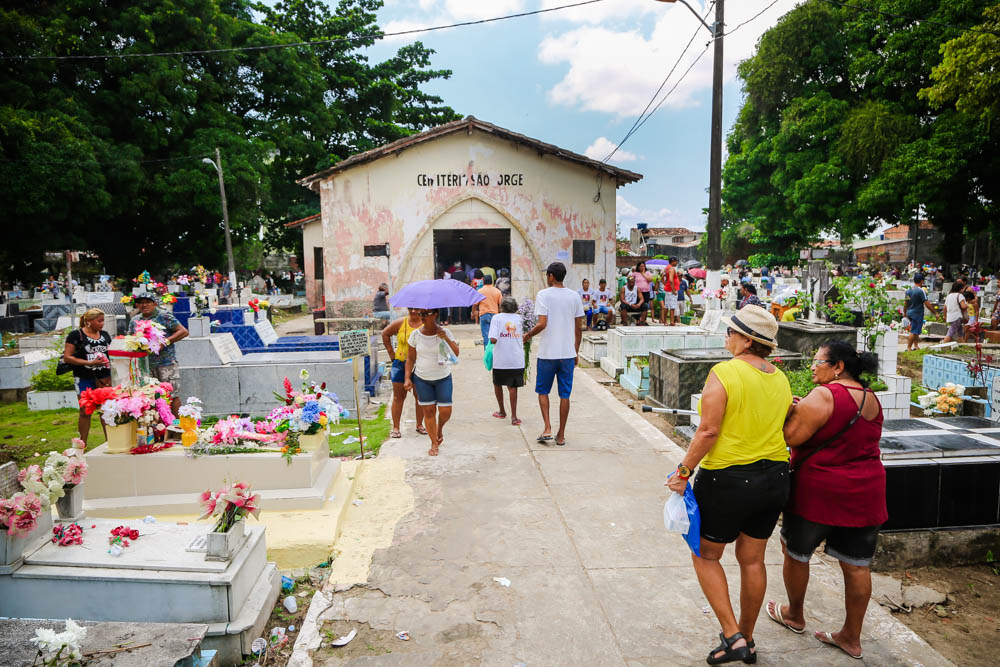 Dia de Finados registra público intenso nos cemitérios públicos de Belém