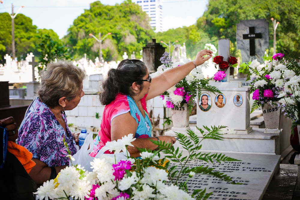 Dia de Finados registra público intenso nos cemitérios públicos de Belém