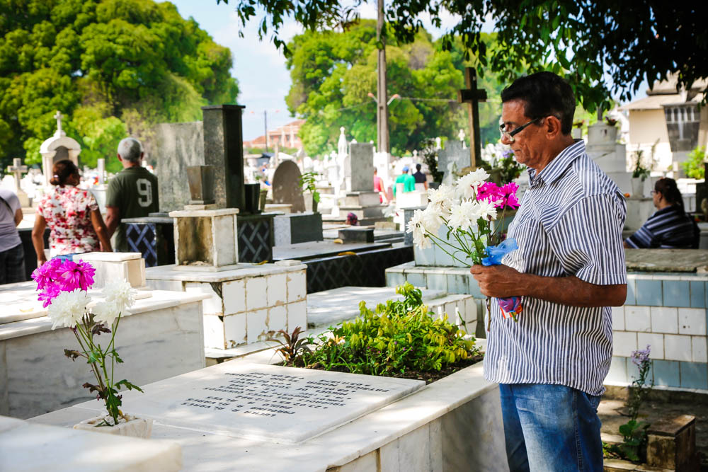 Dia de Finados registra público intenso nos cemitérios públicos de Belém