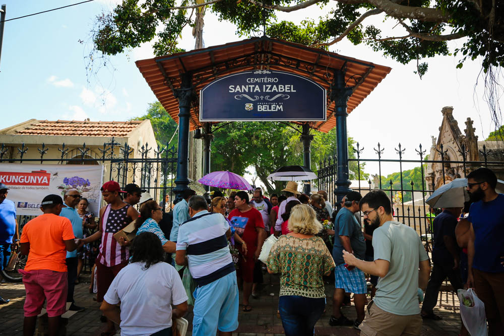Dia de Finados registra público intenso nos cemitérios públicos de Belém