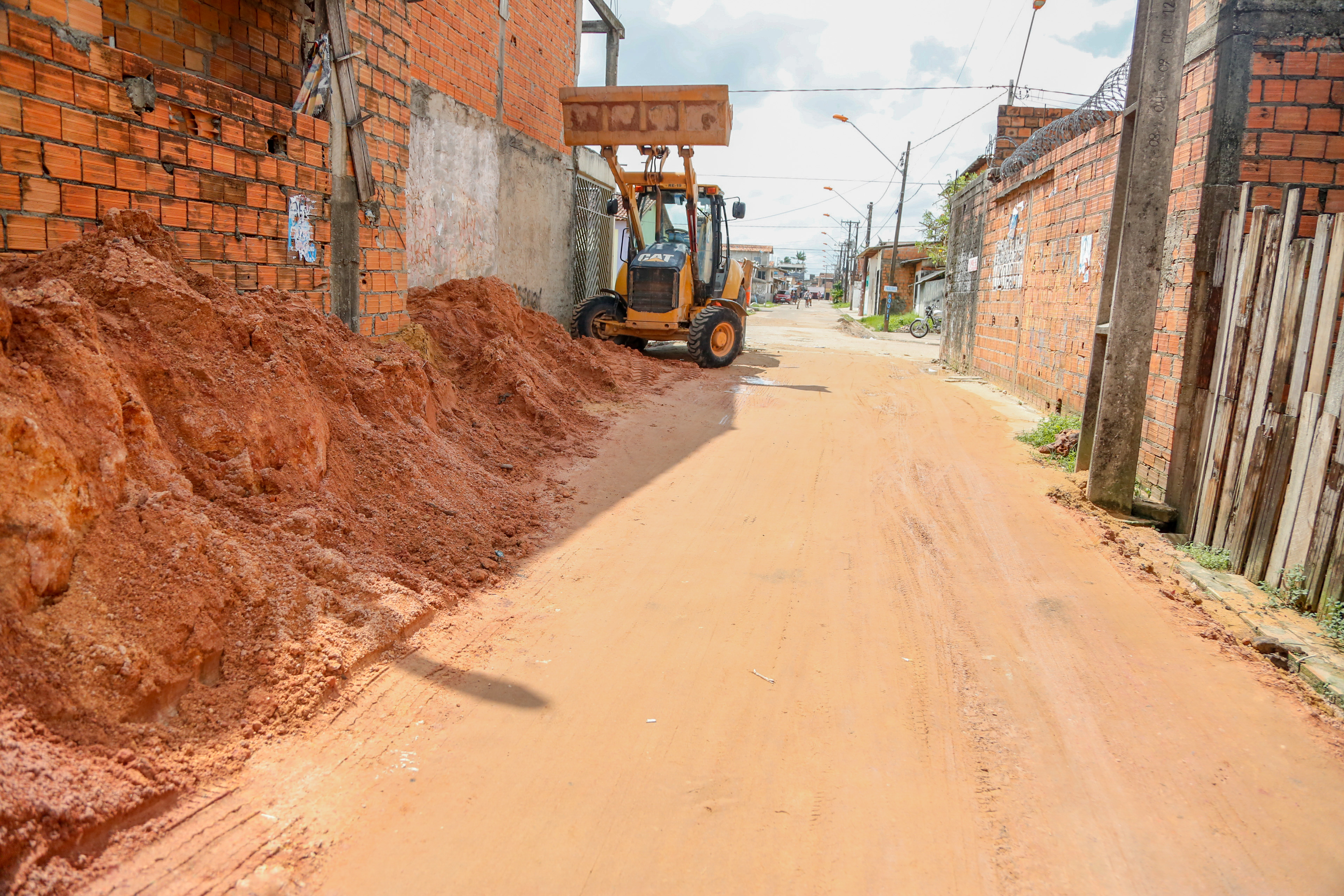 Obras de drenagem e pavimentação avançam nos bairros da Pratinha e Bengui