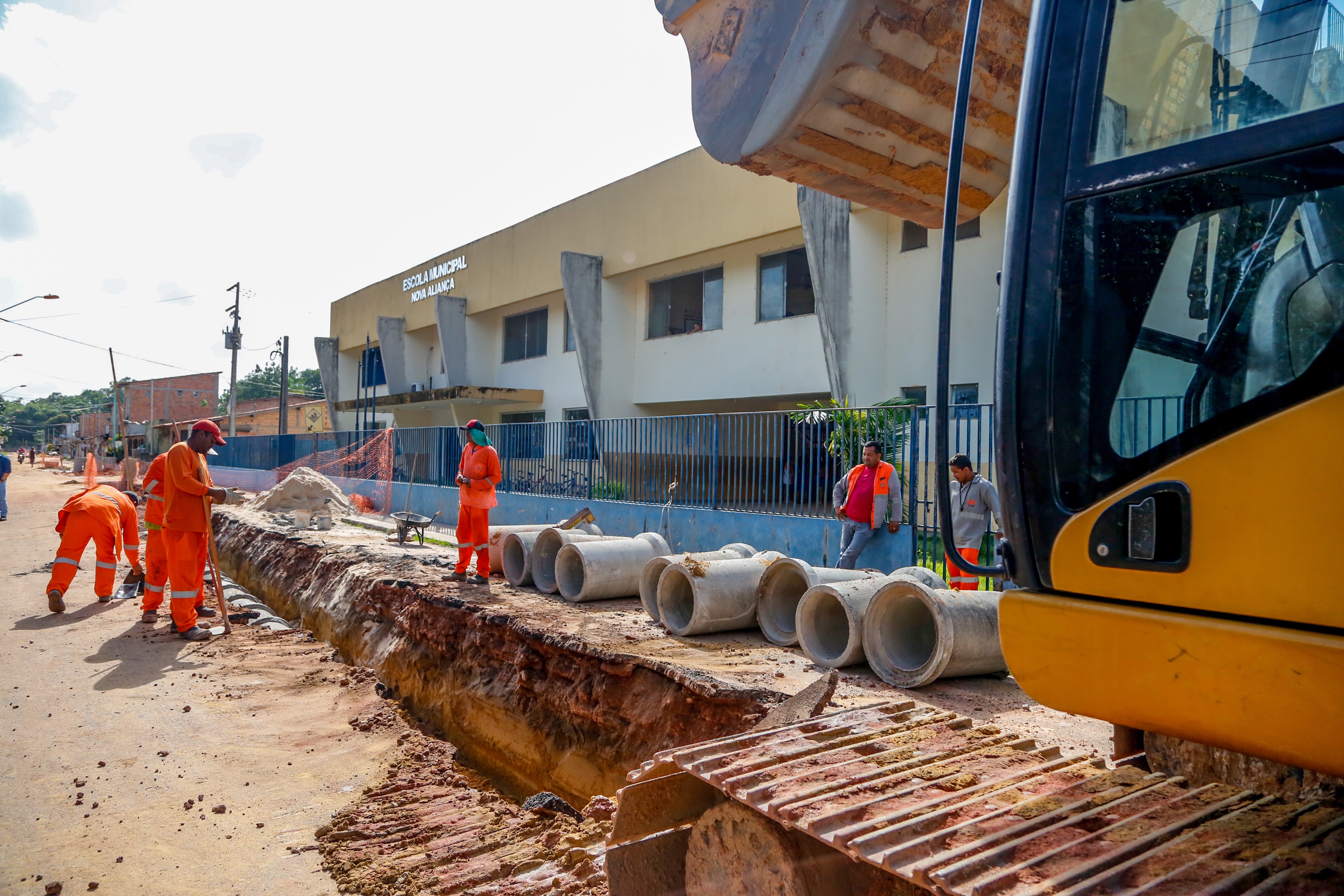 Obras de drenagem e pavimentação avançam nos bairros da Pratinha e Bengui