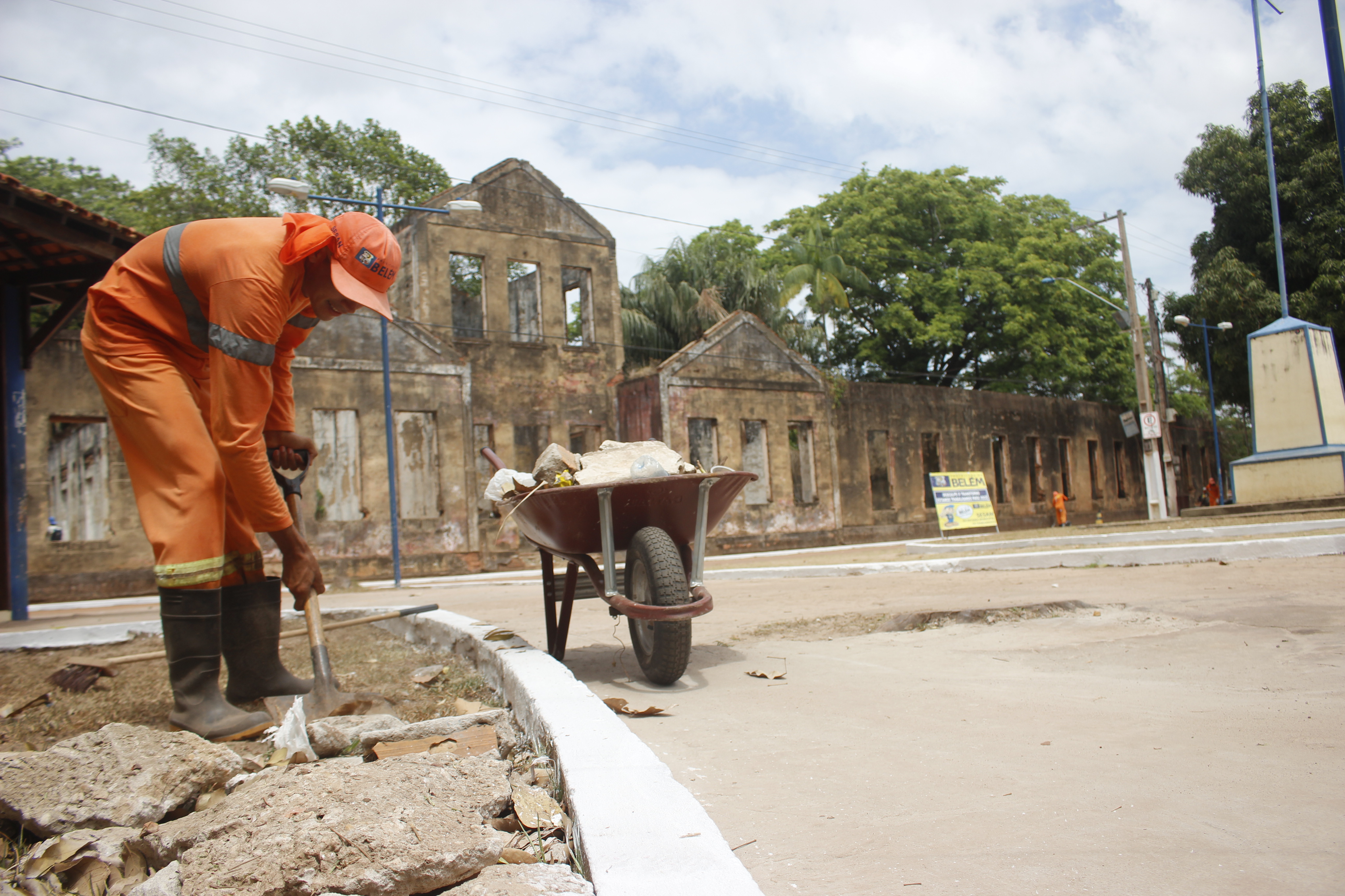 Prefeitura de Belém realiza ações de limpeza em Cotijuba