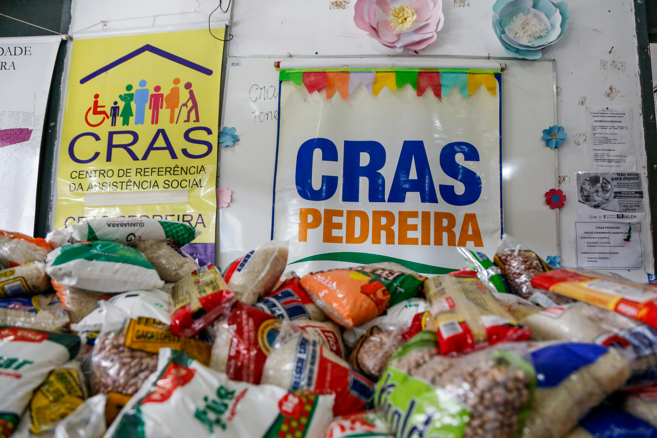 Famílias vitimas de incêndio na Pedreira recebem doações de alimentos
