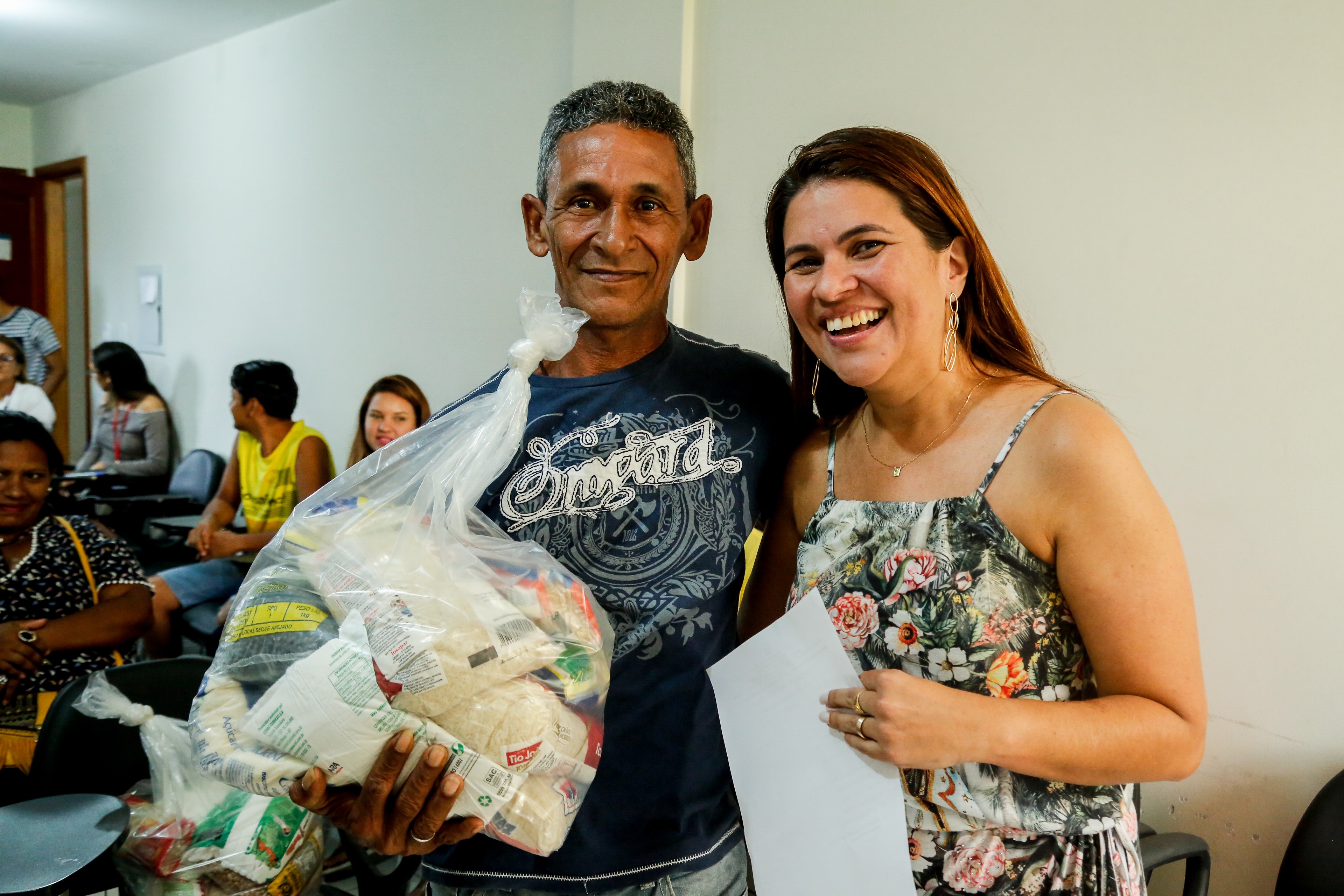 Famílias vitimas de incêndio na Pedreira recebem doações de alimentos