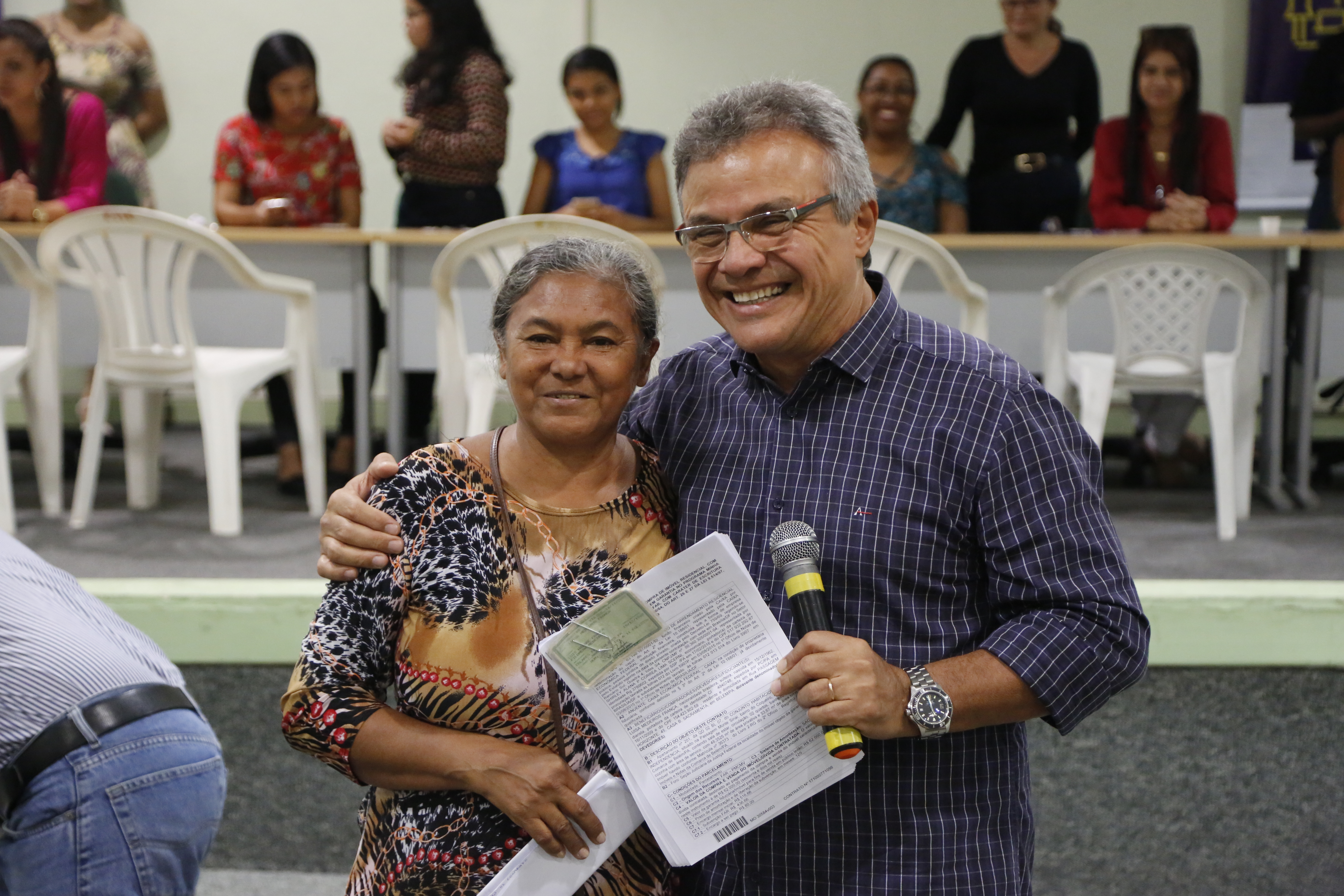 Famílias contempladas assinam os contratos dos imóveis